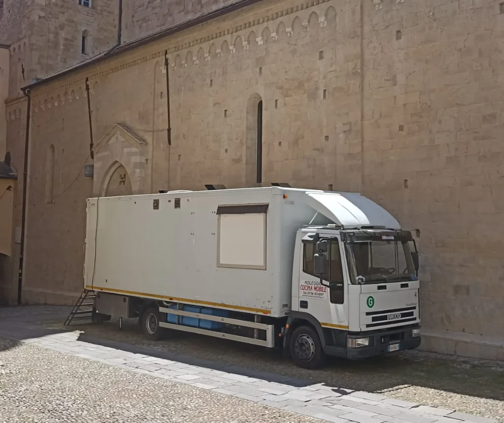 Cucina camion grandi eventi Iveco 80 – Viaggiante n.4: dotazione completa per sagre, fiere, emergenze, catering e grandi eventi