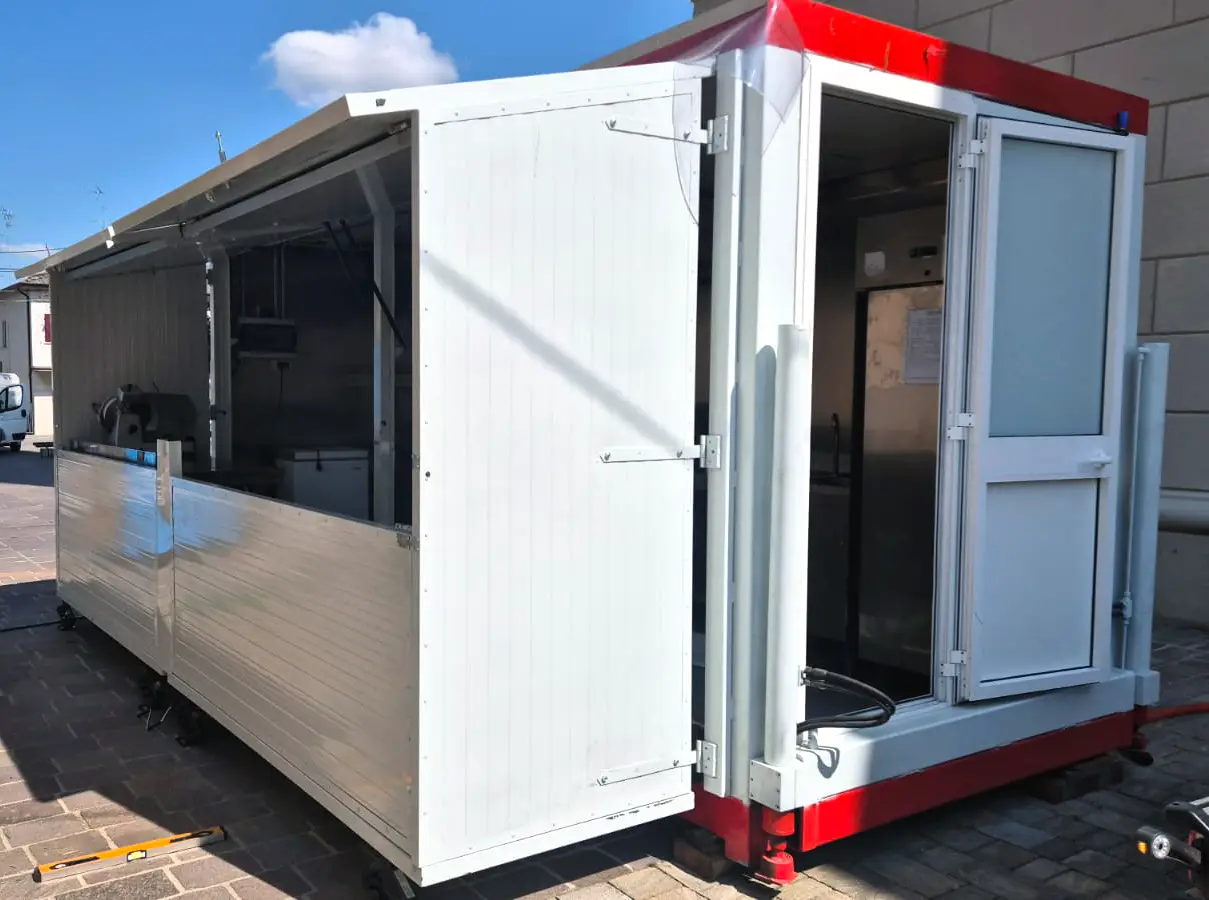 Cucina mobile container Buratti 7: esempio reale installazione per eventi, sagre, manifestazioni