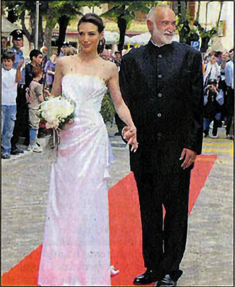 Claire Forlani sposa con abito bianco insieme al padre Pierluigi Forlani al matrimonio a Pievebovigliana nelle Marche