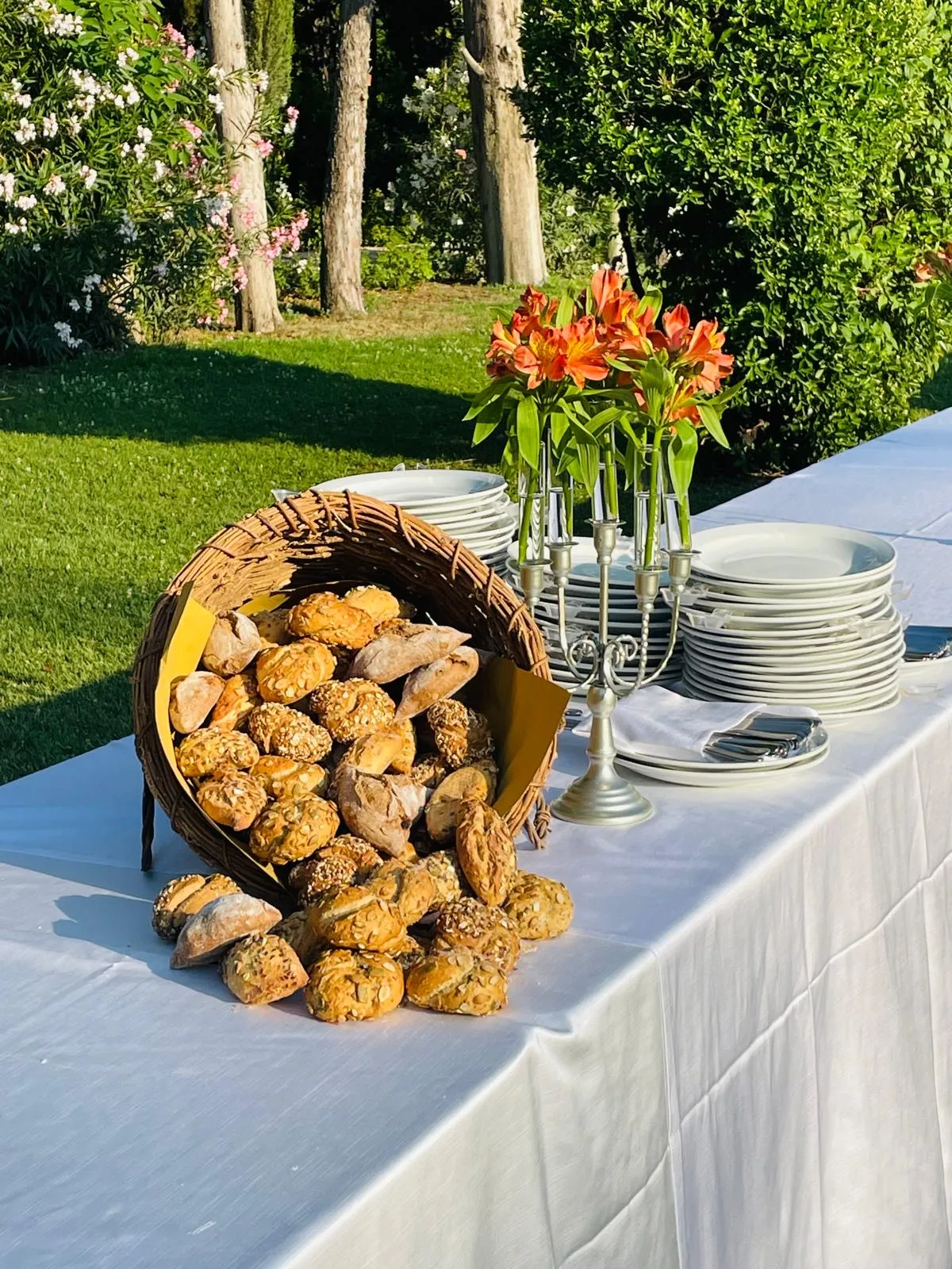Cestino di pane rustico rovesciato su tavolo catering all'aperto