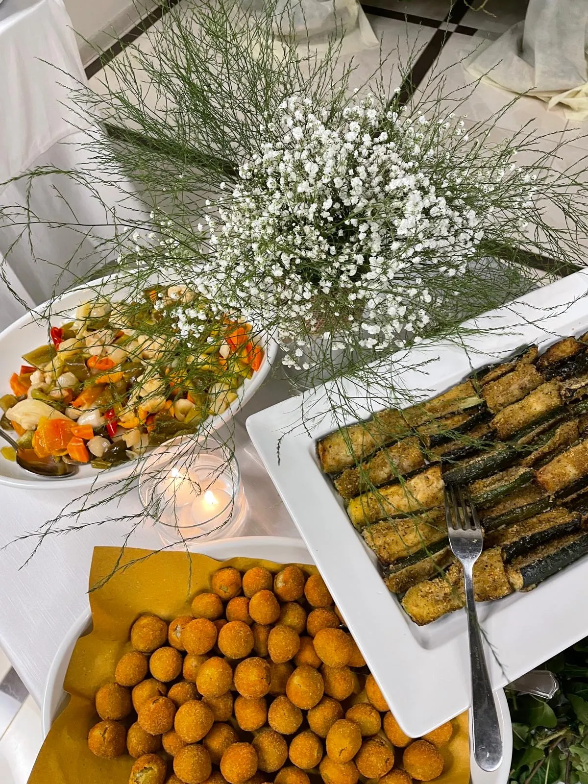 Buffet con olive ascolane, zucchine gratinate e verdure in agrodolce