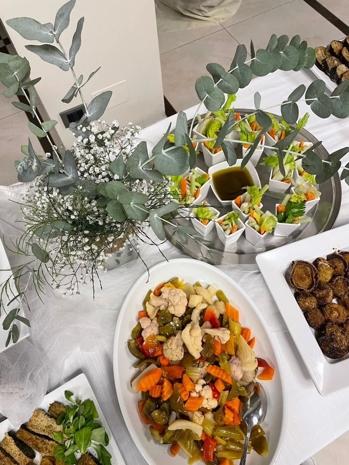 Buffet di verdure miste e pinzimonio con salse al centro tavolo