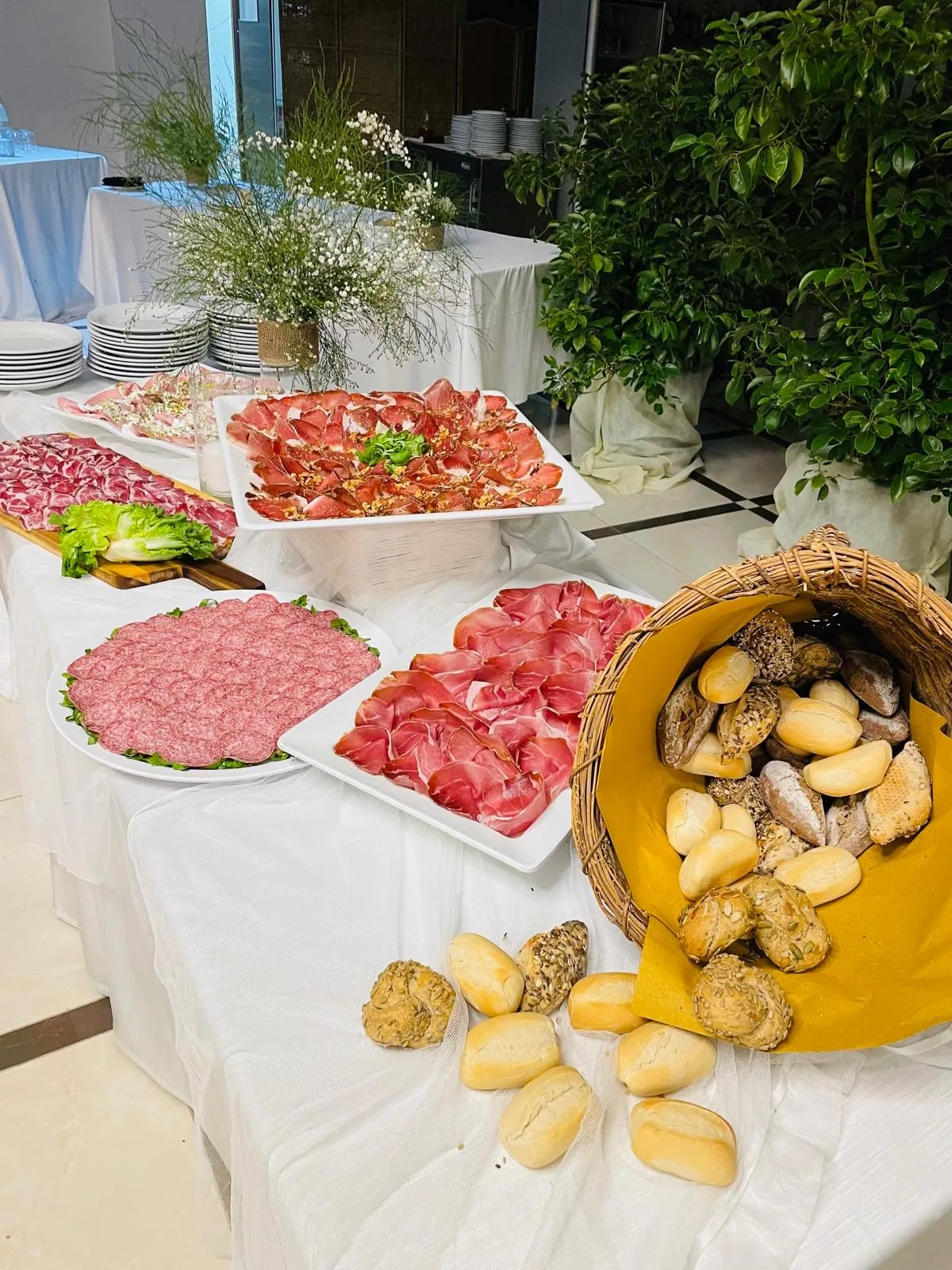 Buffet con salumi assortiti e cestino di pane rustico