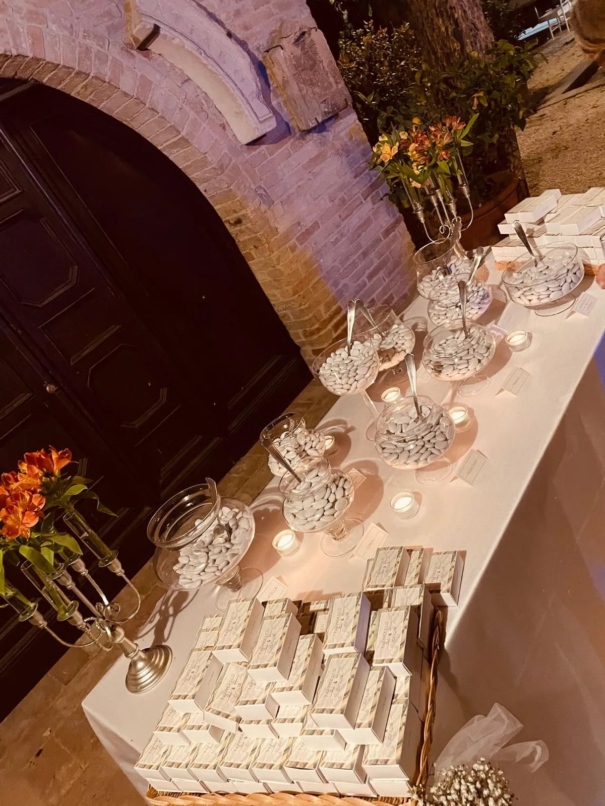 Tavolo confettata con candele e scatoline bomboniera