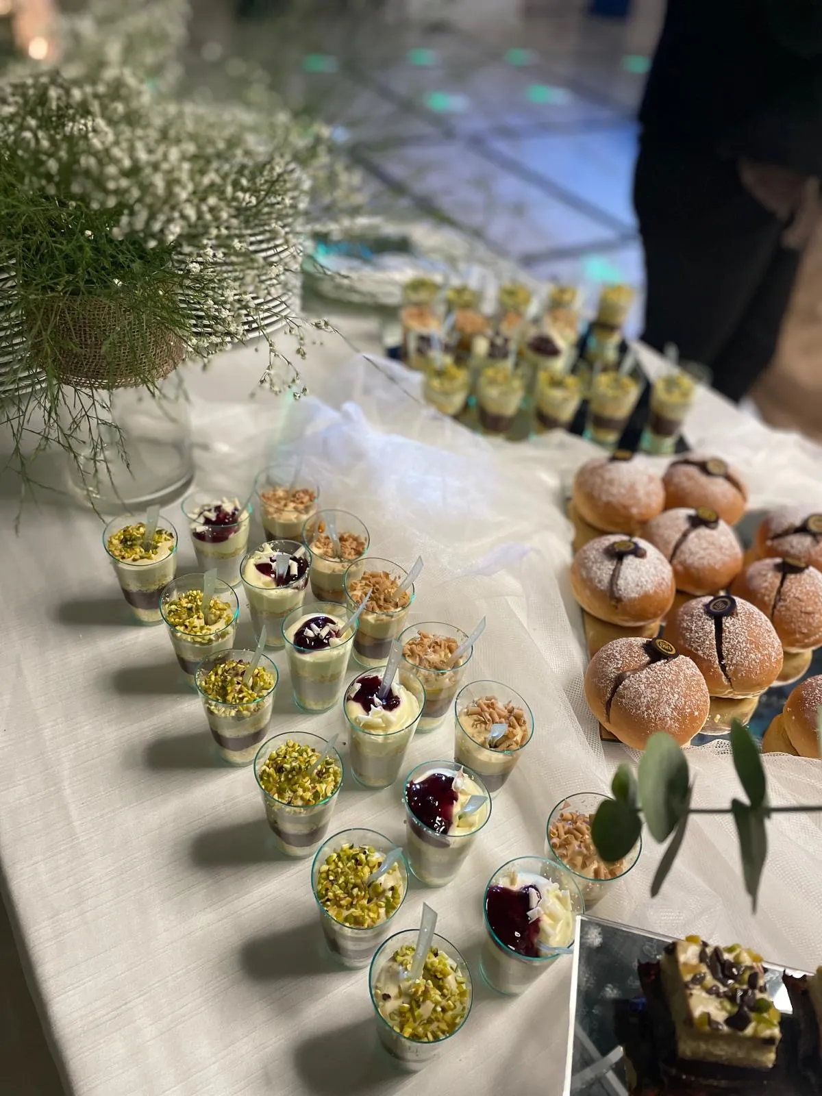 Dessert monoporzione con pistacchio, frutti rossi e dolci assortiti