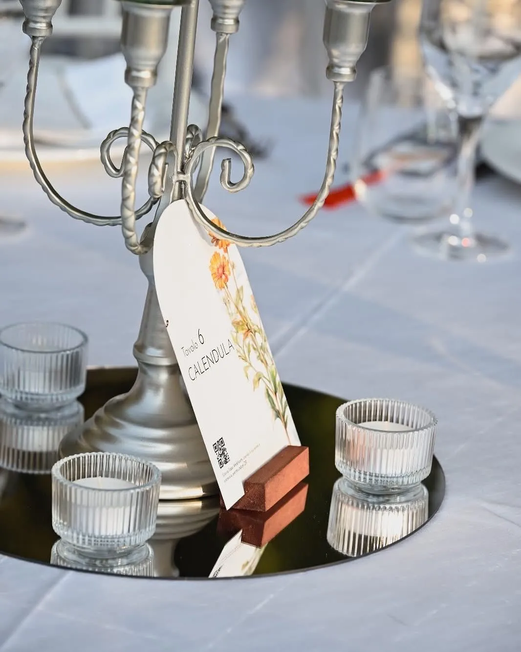 Segnatavolo floreale Calendula con candelabro argento