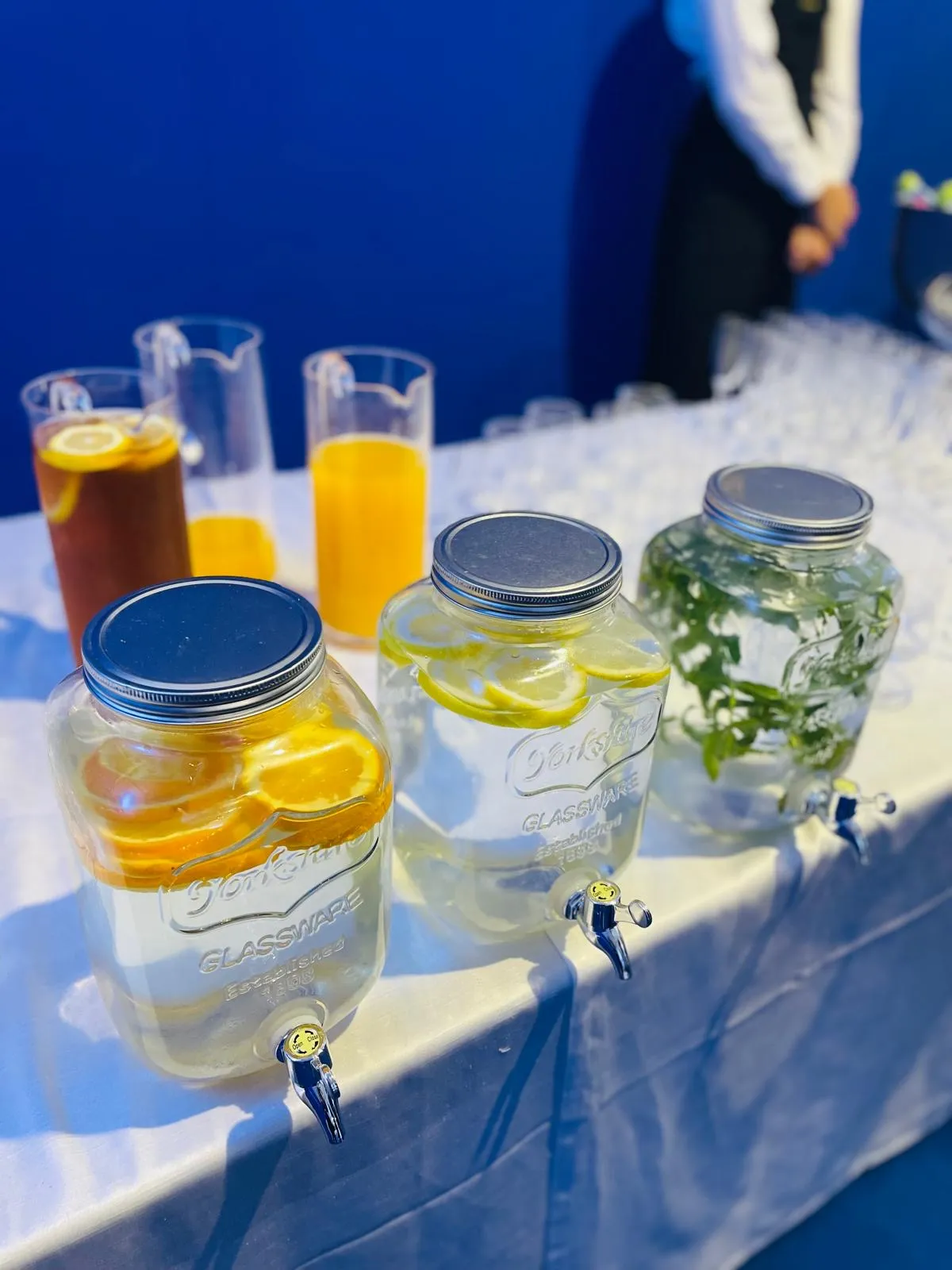 Dispenser con acque aromatizzate e succhi per catering aziendale Buratti