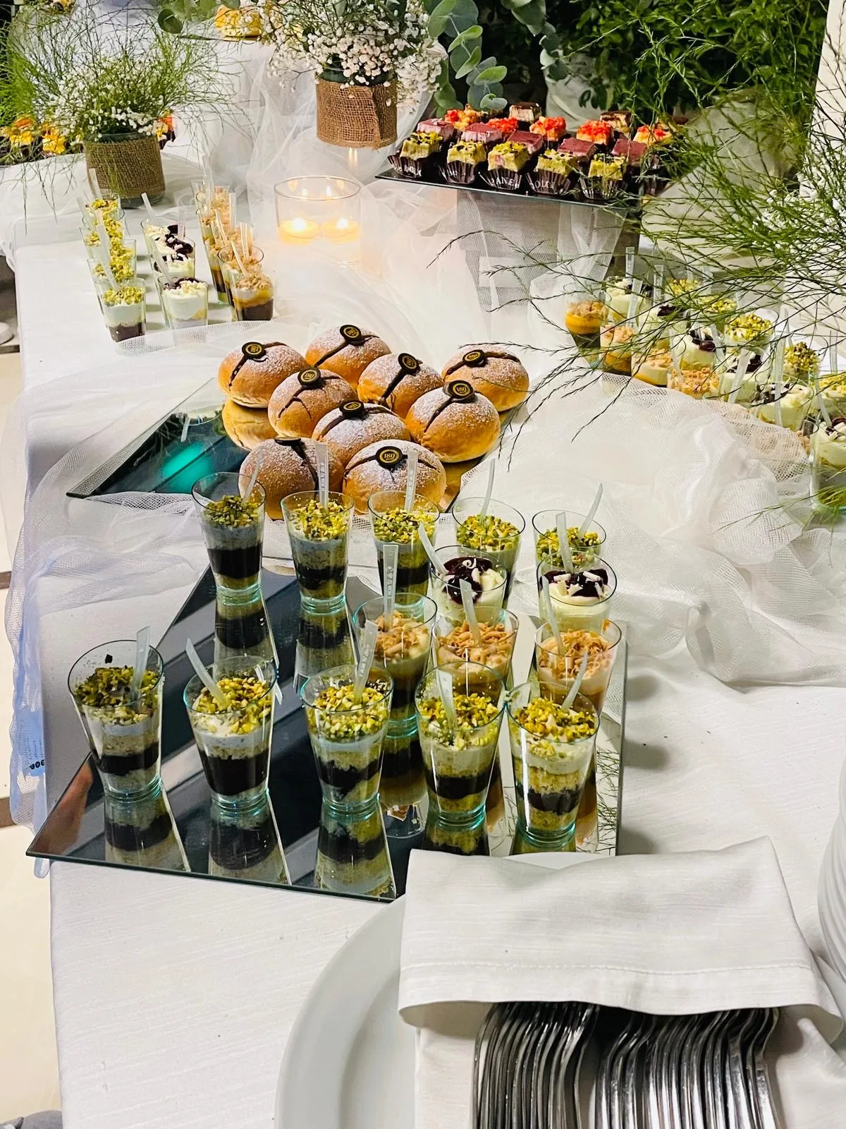 Buffet dolci con monoporzioni e torte mignon curato da Buratti Catering