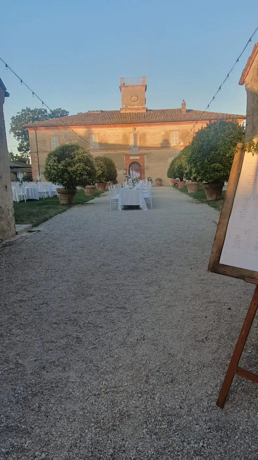 Viale centrale della villa con tavolo imperiale illuminato dalla luce del tramonto
