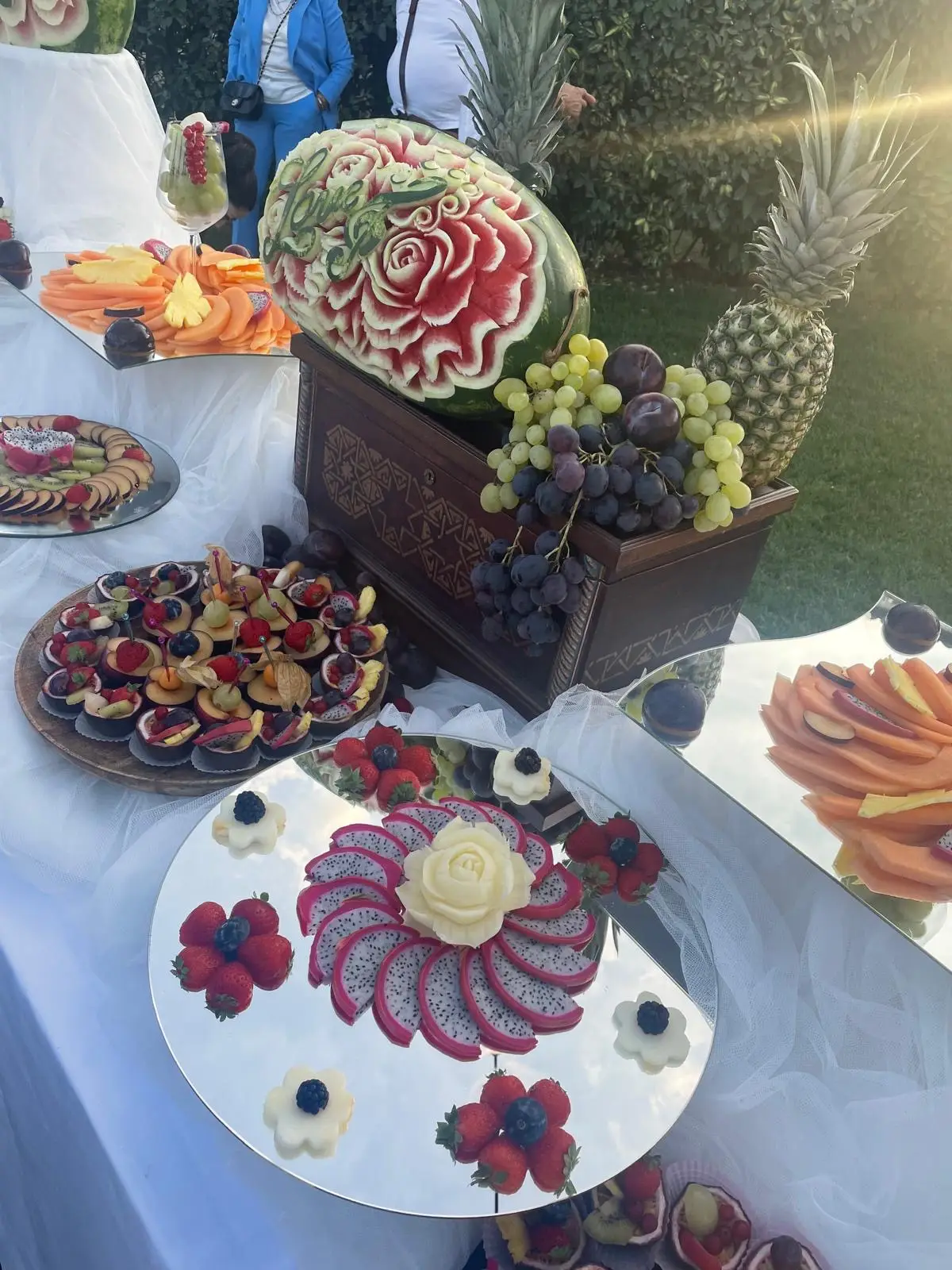 Buffet di frutta con carving su anguria, frutti rossi e tagli scenografici
