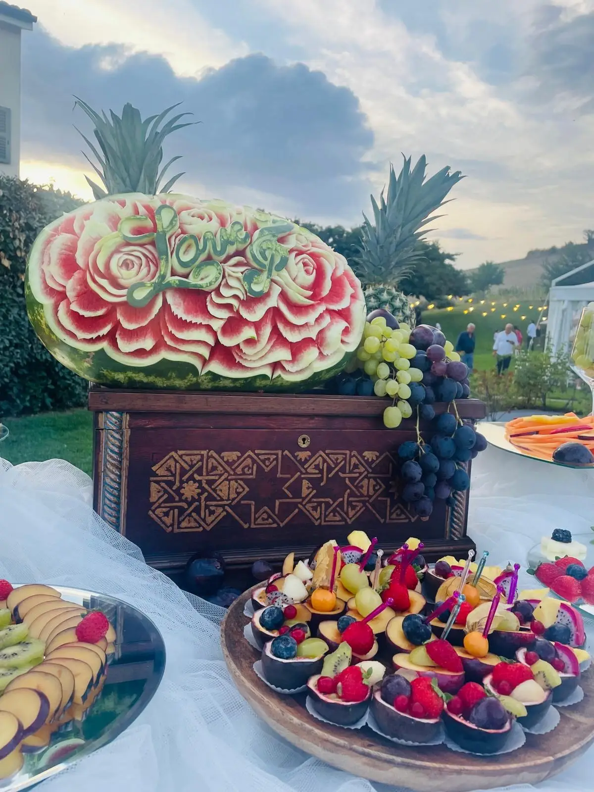 Buffet frutta con anguria intagliata Love e dolci mignon colorati
