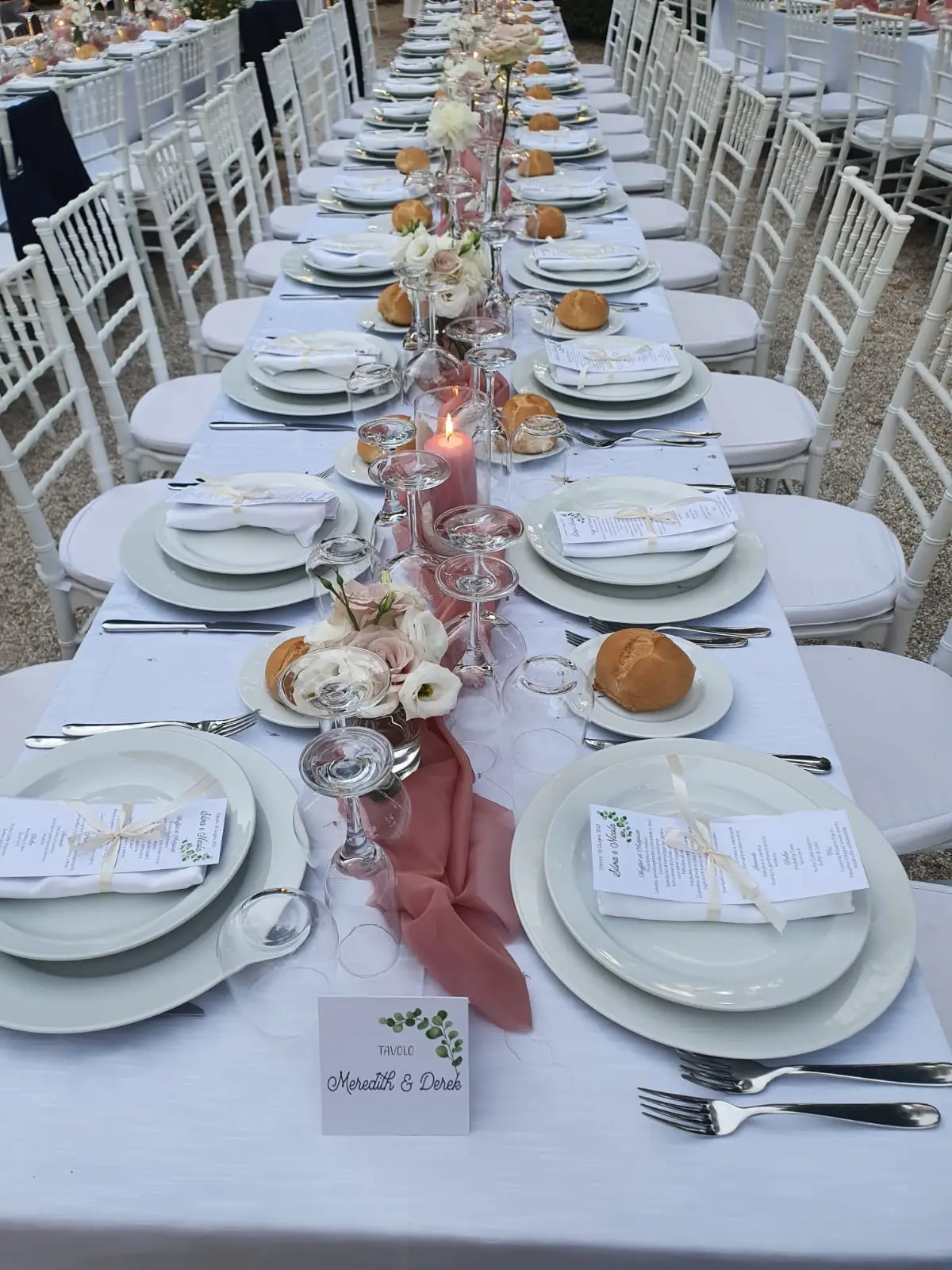 Tableau romantico con candele rosa fiori bianchi e dettagli coordinati