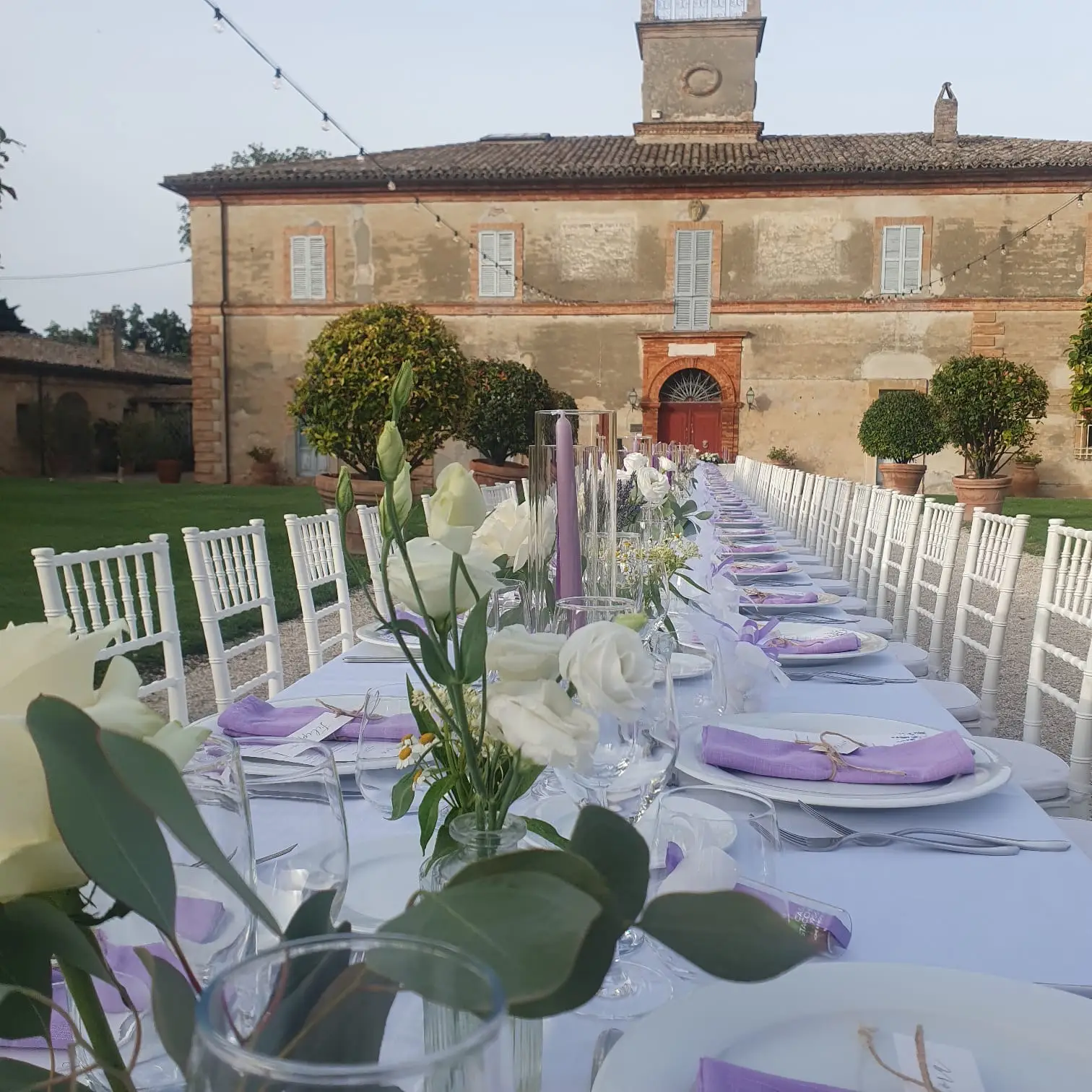 Tavolo imperiale lilla con fiori bianchi tovaglioli lavanda e mise coordinata