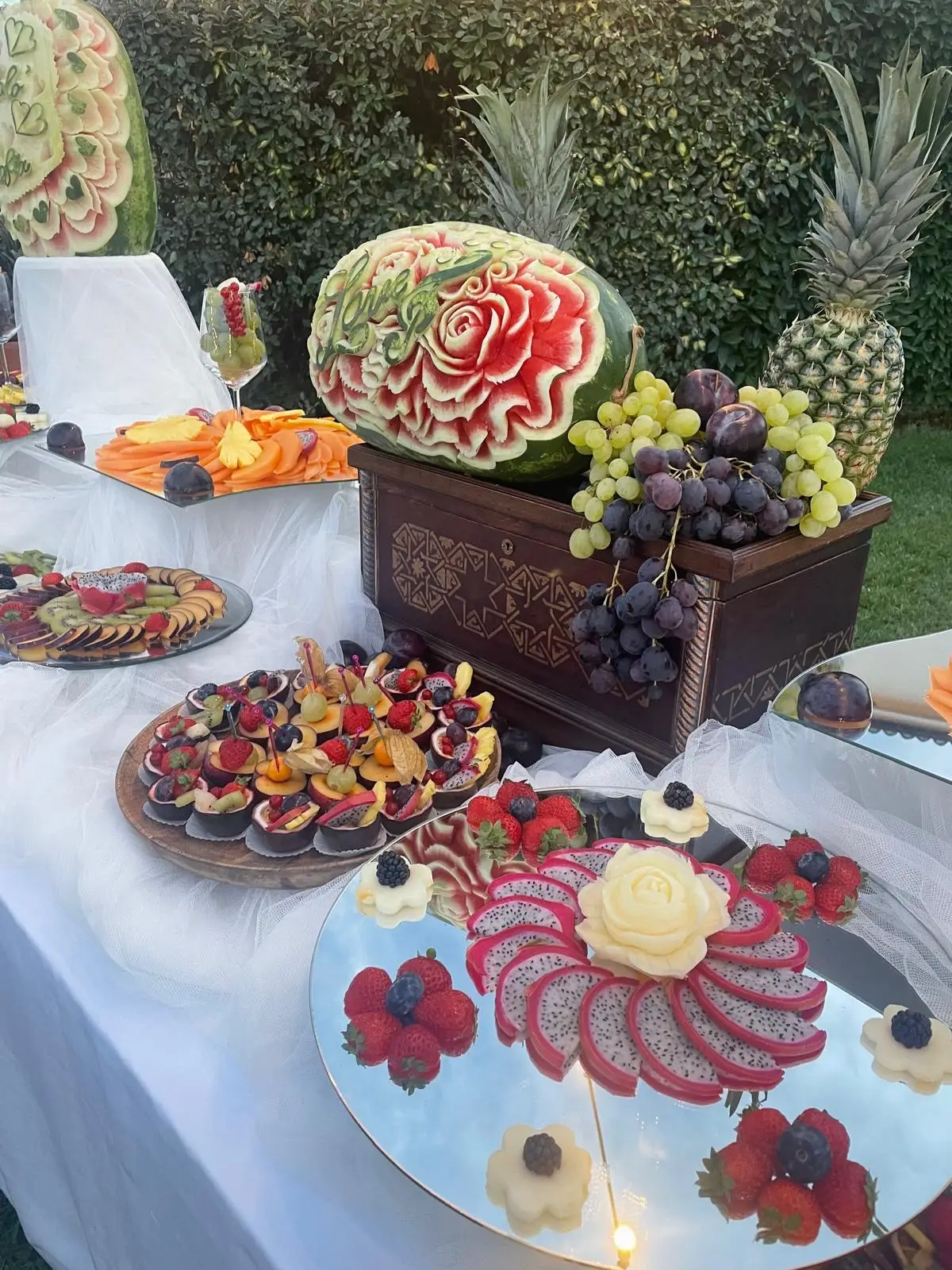 Buffet frutta con anguria scolpita frutti rossi e composizione artistica