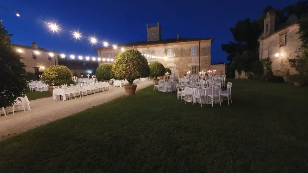 Villa e giardino apparecchiato all’ora blu