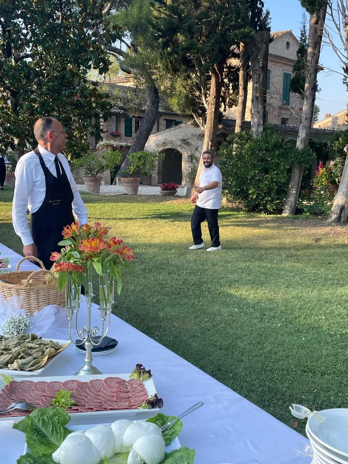 Buffet salato con affettati formaggi e pani su tavolo bianco ordinato
