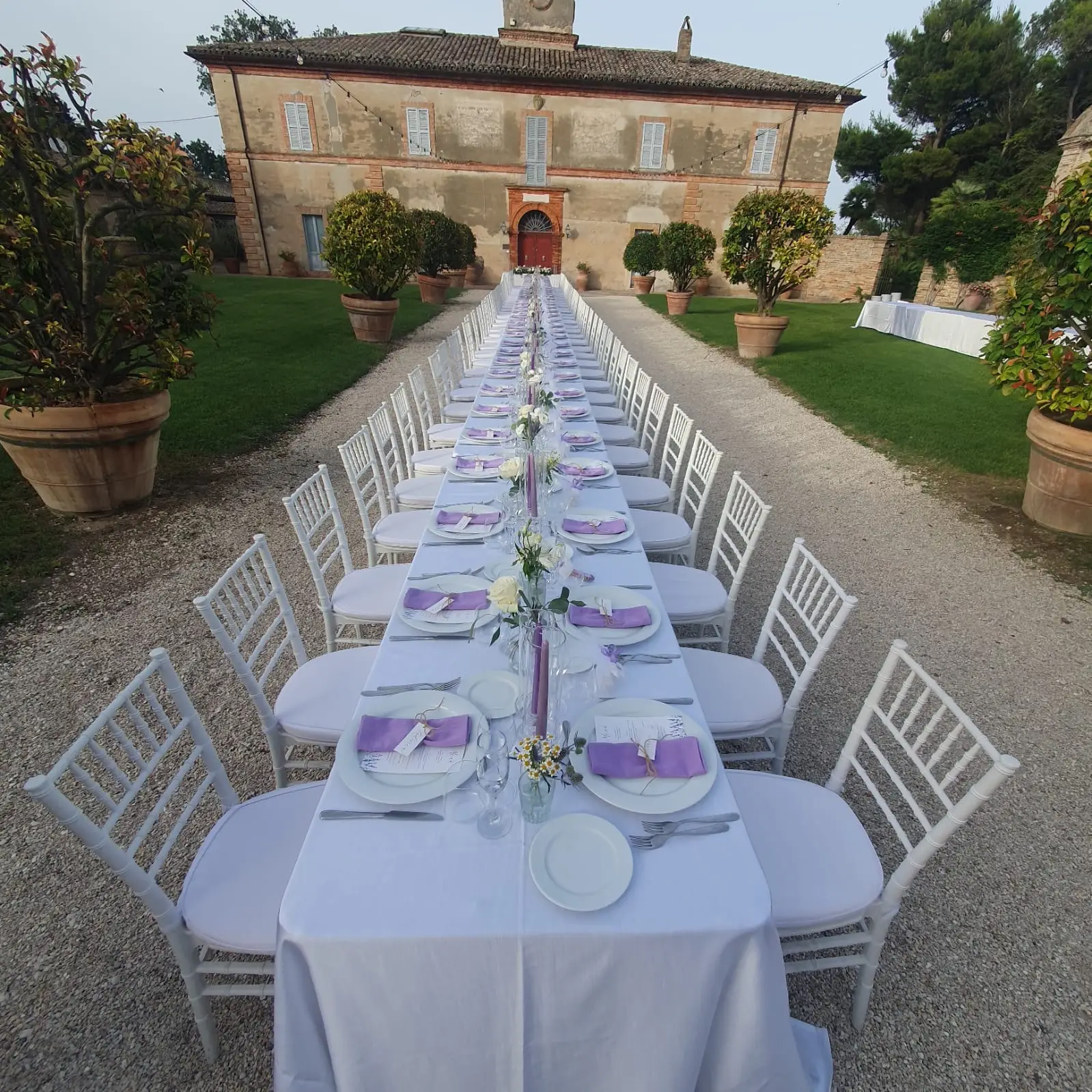 Tavolo imperiale lilla apparecchiato con mise coordinata e prospettiva pulita