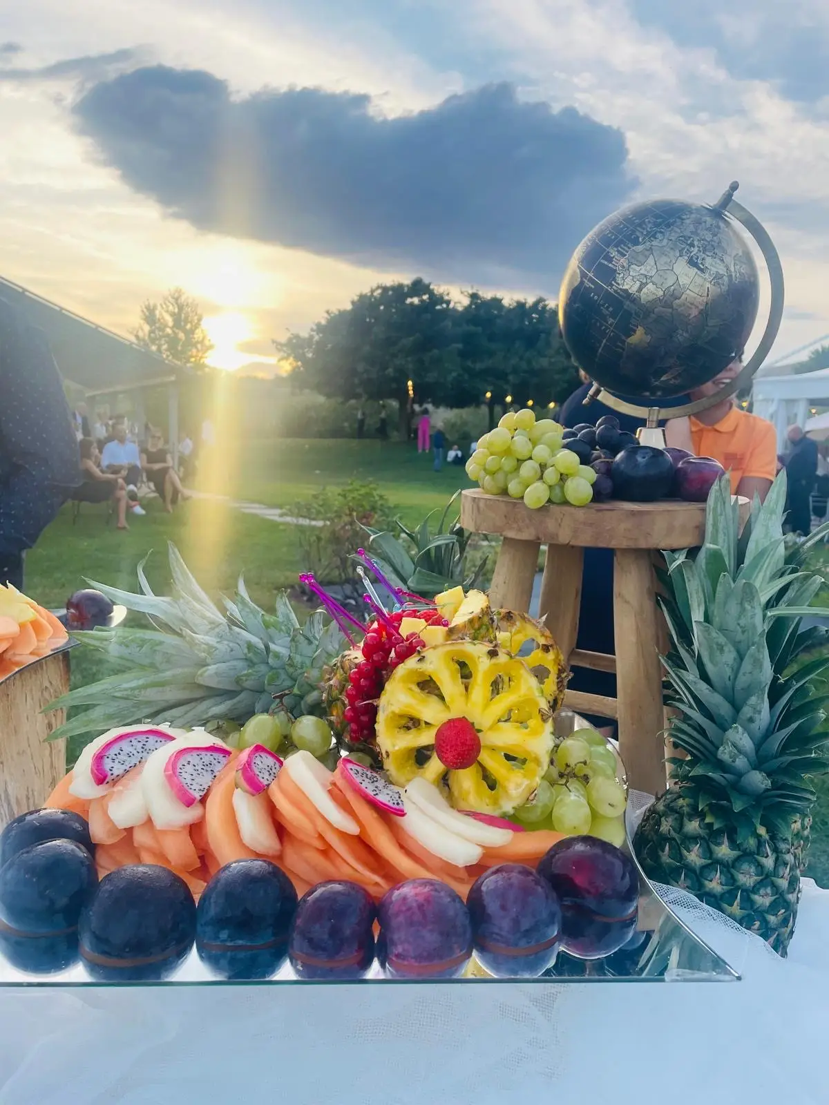 Buffet frutta al tramonto con ananas e pitaya in luce calante dorata