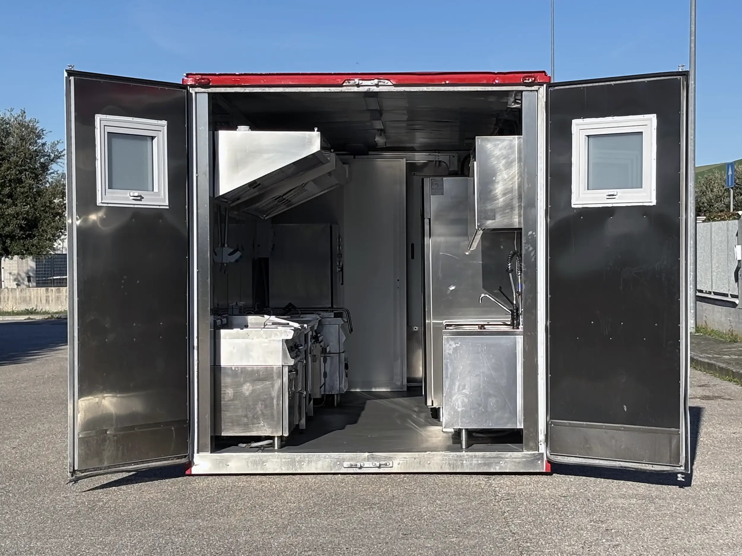 Cucina mobile container elettrica E-GO N.12 Buratti Catering — apertura posteriore con sportelli aperti