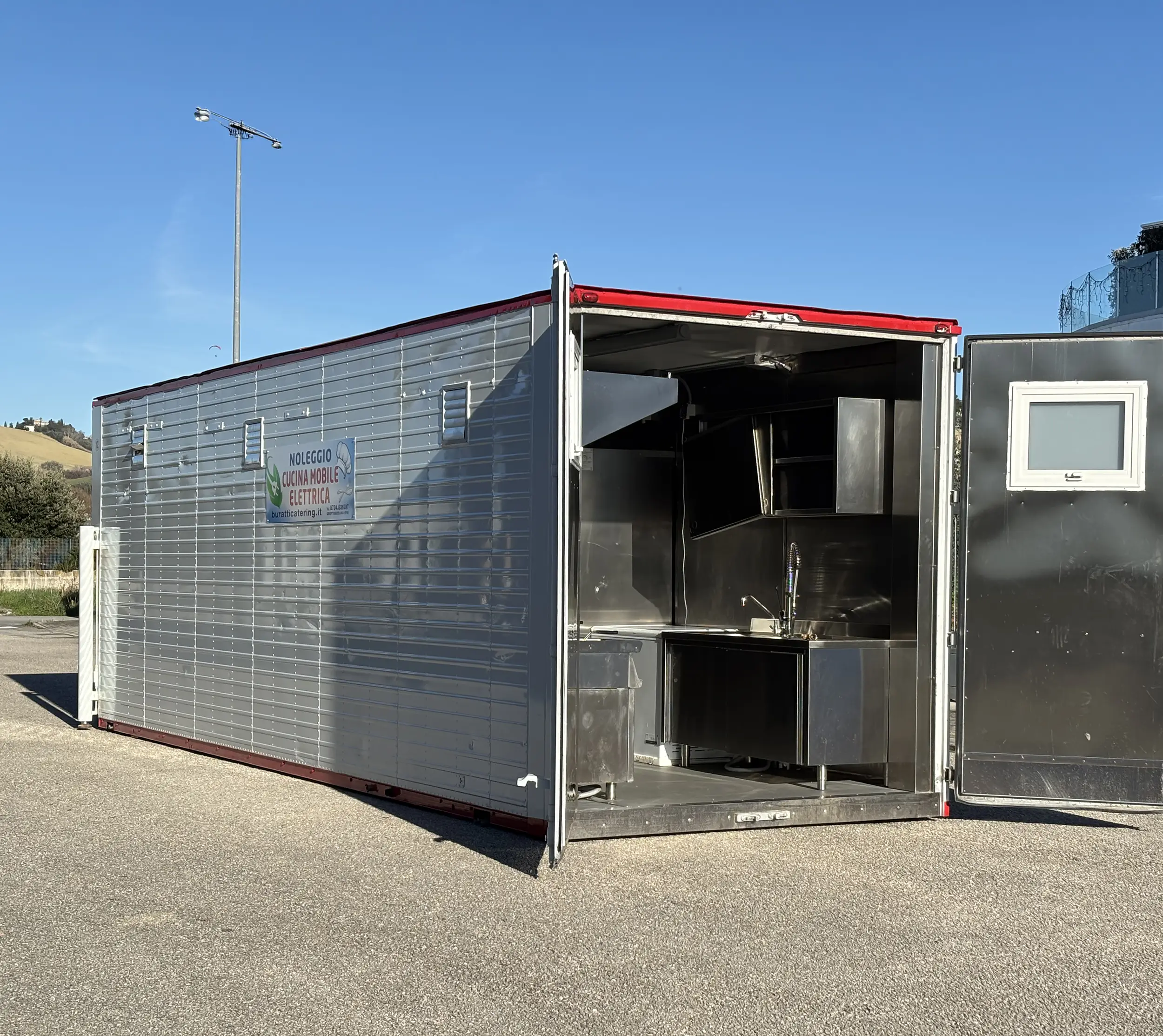 Cucina mobile container elettrica E-GO N.12 Buratti Catering — parte sinistra con sportelli aperti