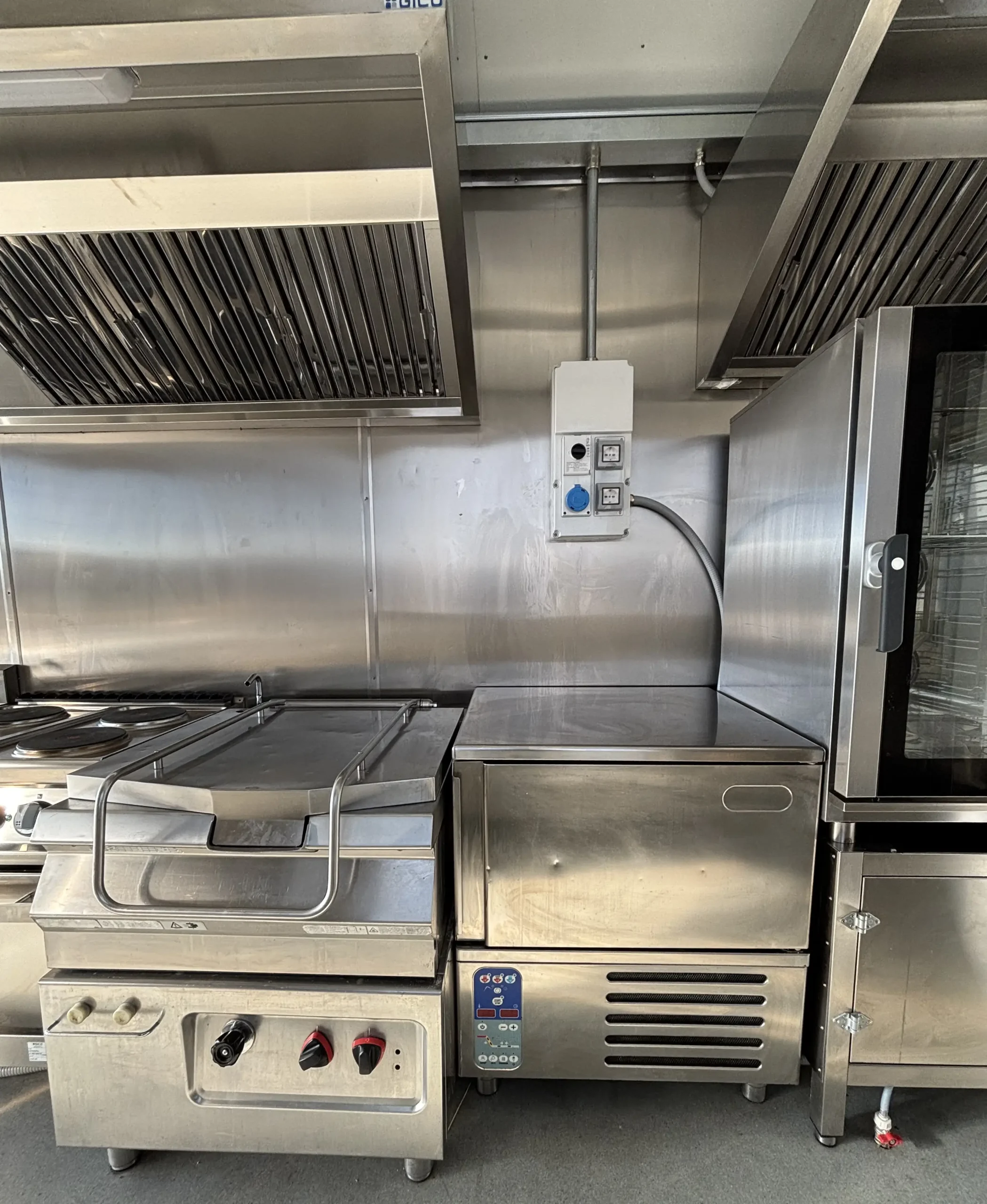 Interno della cucina elettrica E-GO N.12 con brasiera, forno e cappe in acciaio