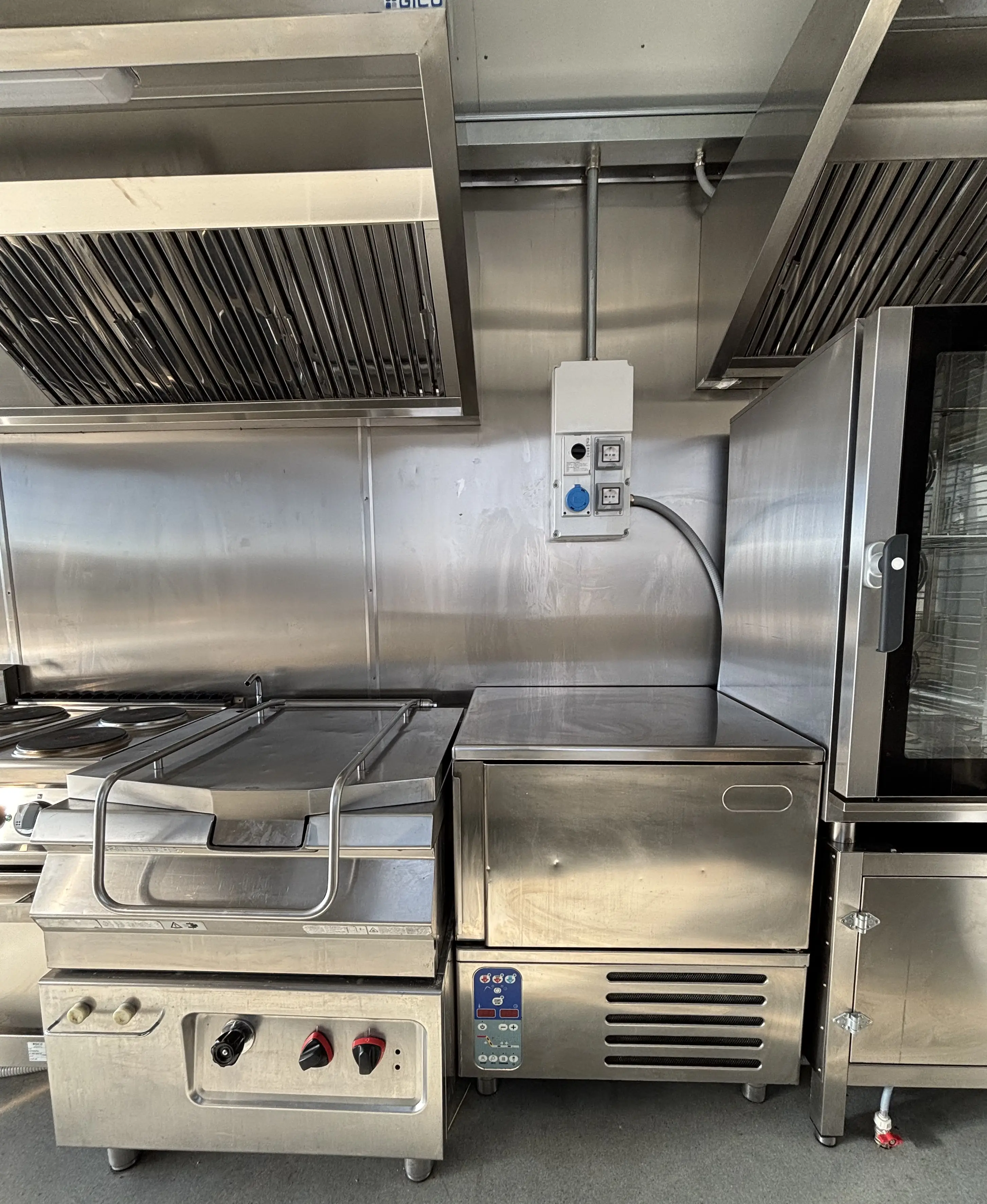 Cucina mobile container elettrica E-GO N.12 Buratti Catering — dettaglio attrezzatura professionale interna