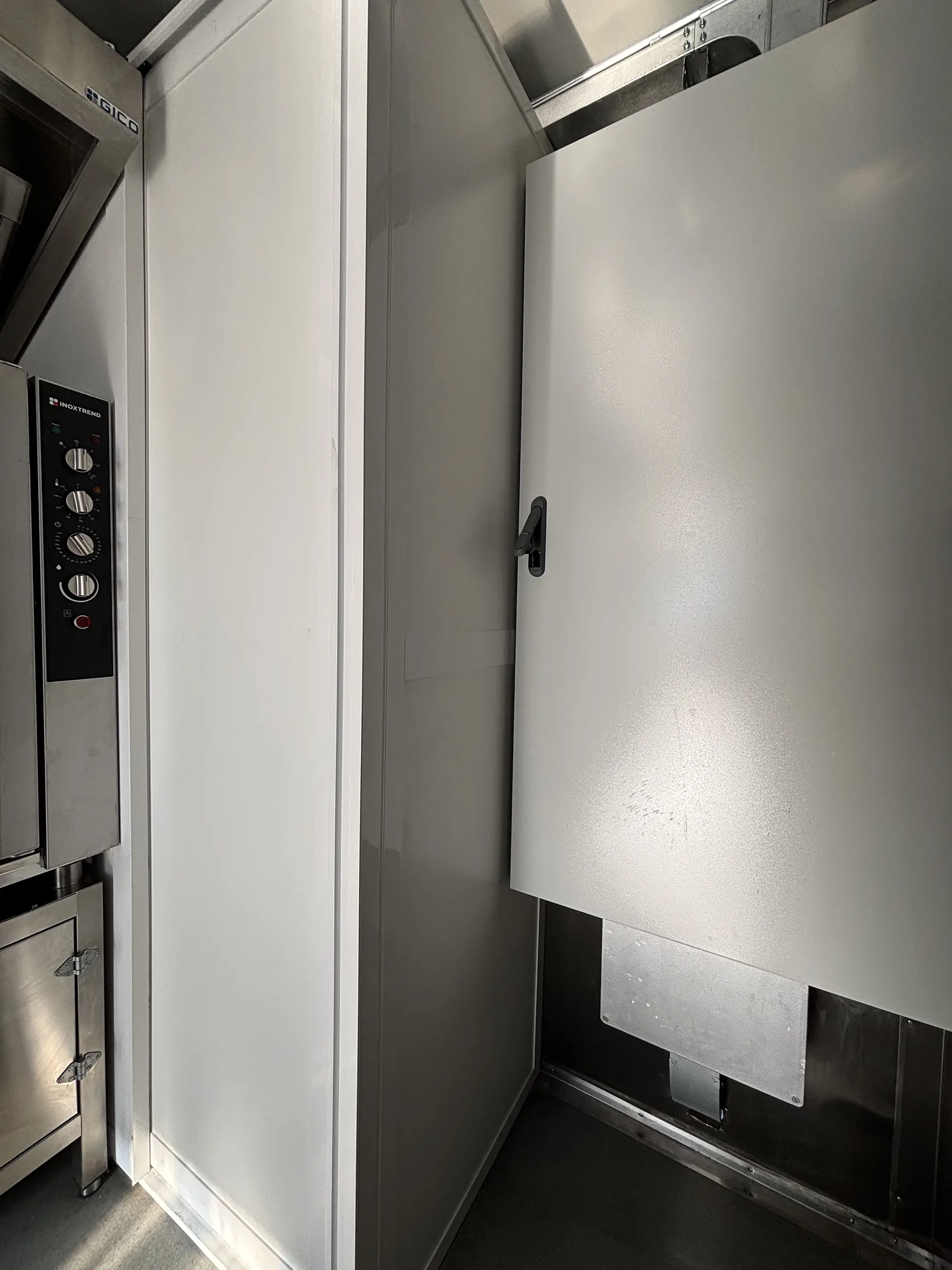 Cucina mobile container elettrica E-GO N.12 Buratti Catering — WC dedicato e bagno integrato