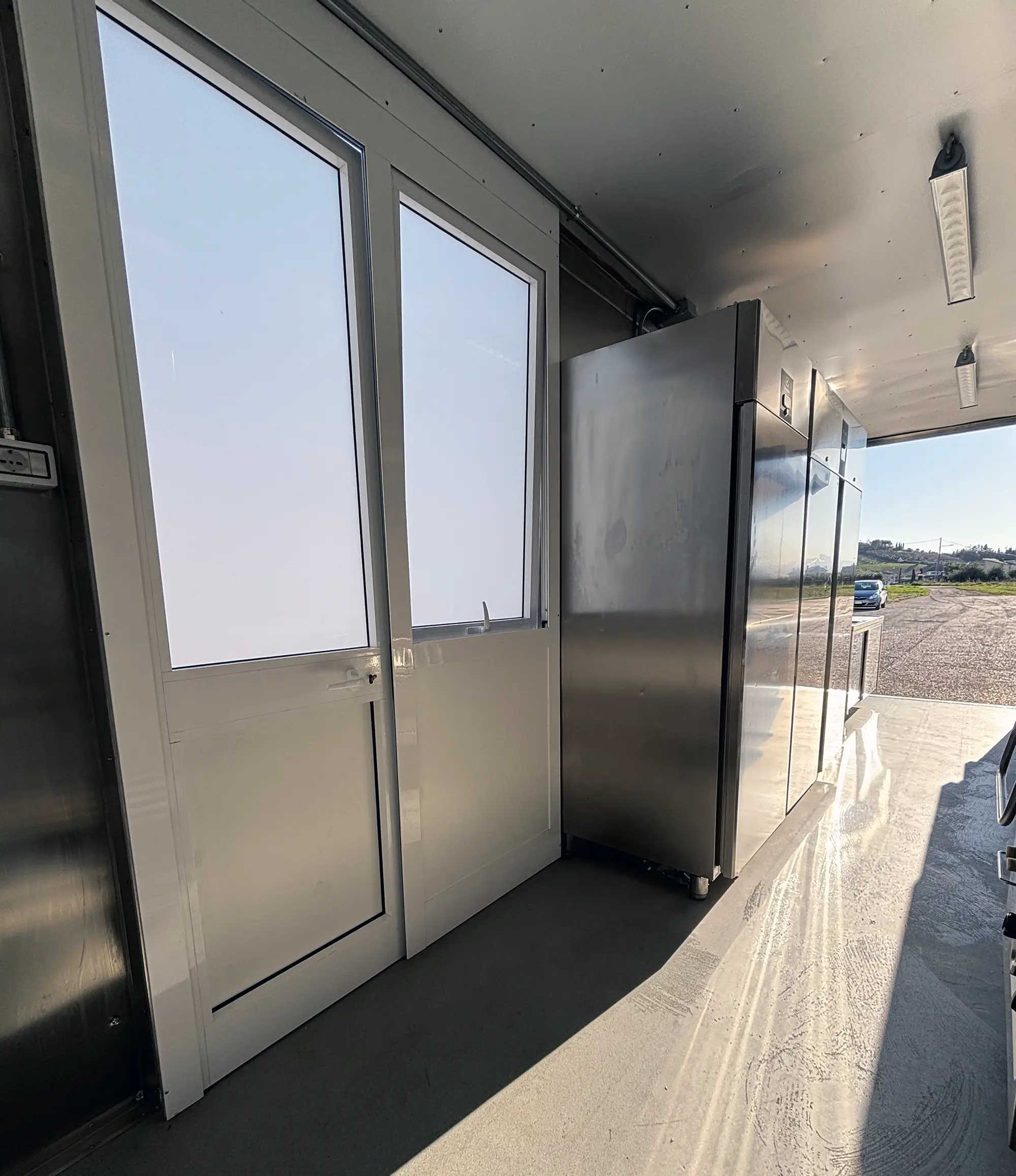 Cucina mobile container elettrica E-GO N.12 Buratti Catering — porta e finestra viste dall'interno
