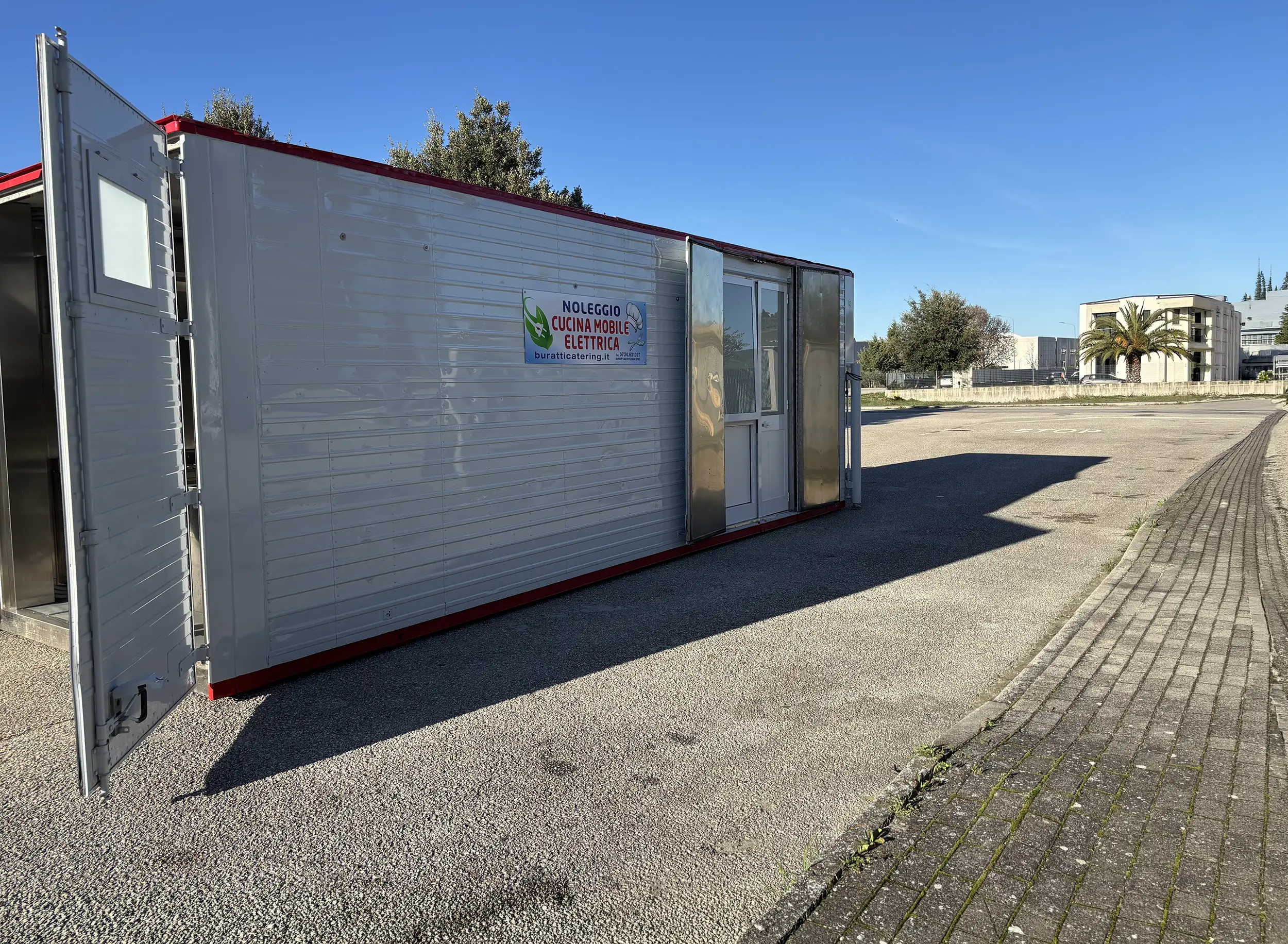 Cucina mobile container elettrica E-GO N.12 Buratti Catering — vista laterale destra