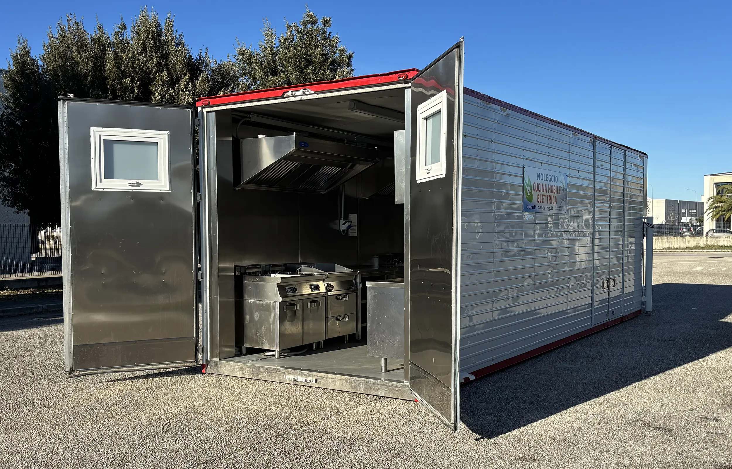 Cucina mobile container elettrica E-GO N.12 Buratti Catering — senso marcia destra con retro aperto