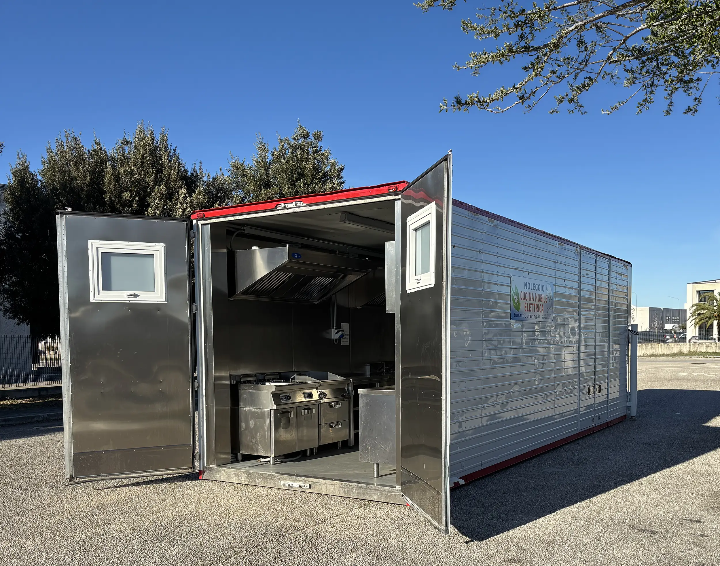 Cucina mobile container elettrica E-GO N.12 Buratti Catering — vista posteriore con sportelli aperti