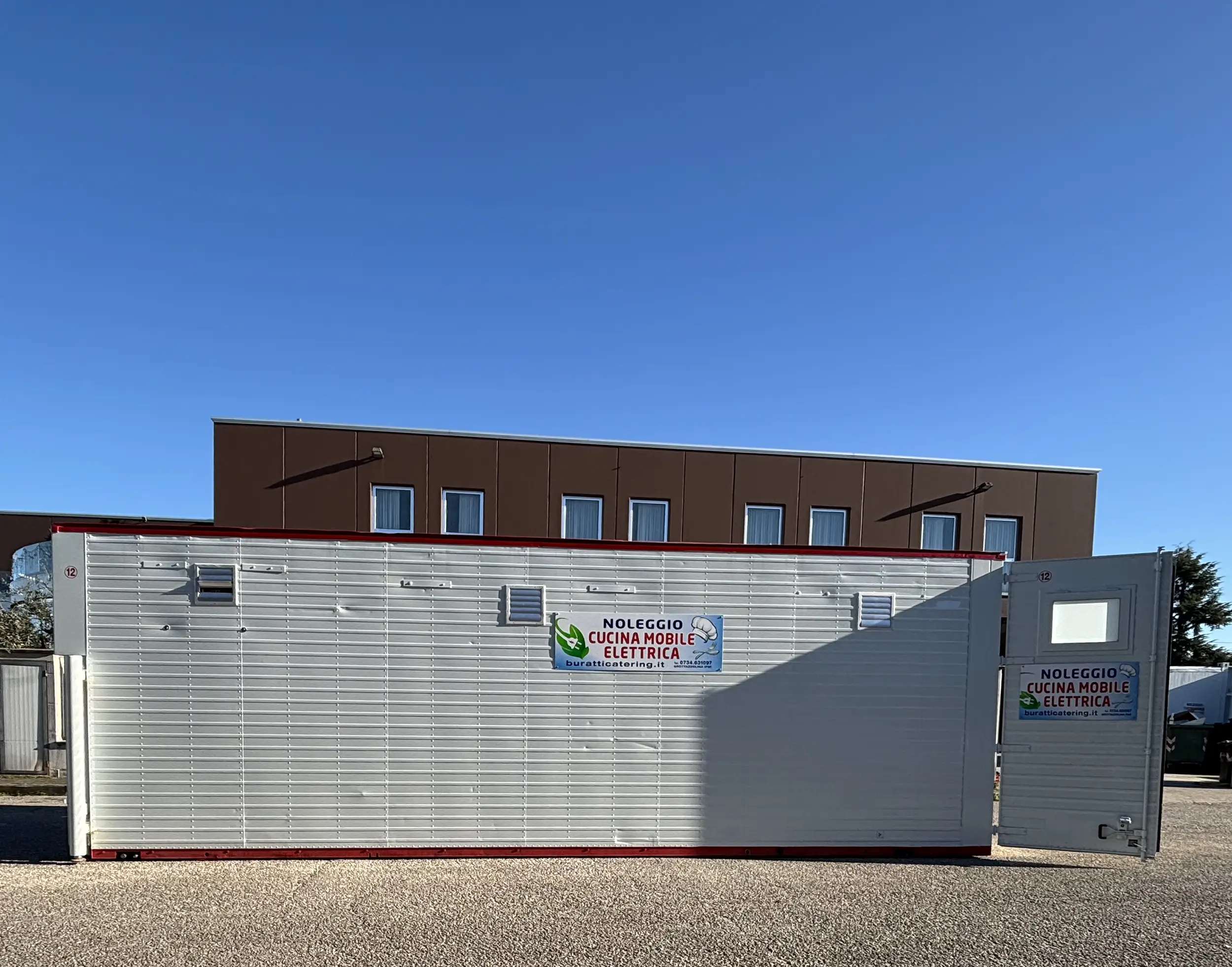 Cucina mobile container elettrica E-GO N.12 Buratti Catering — vista laterale sinistra esterno 8,20 m