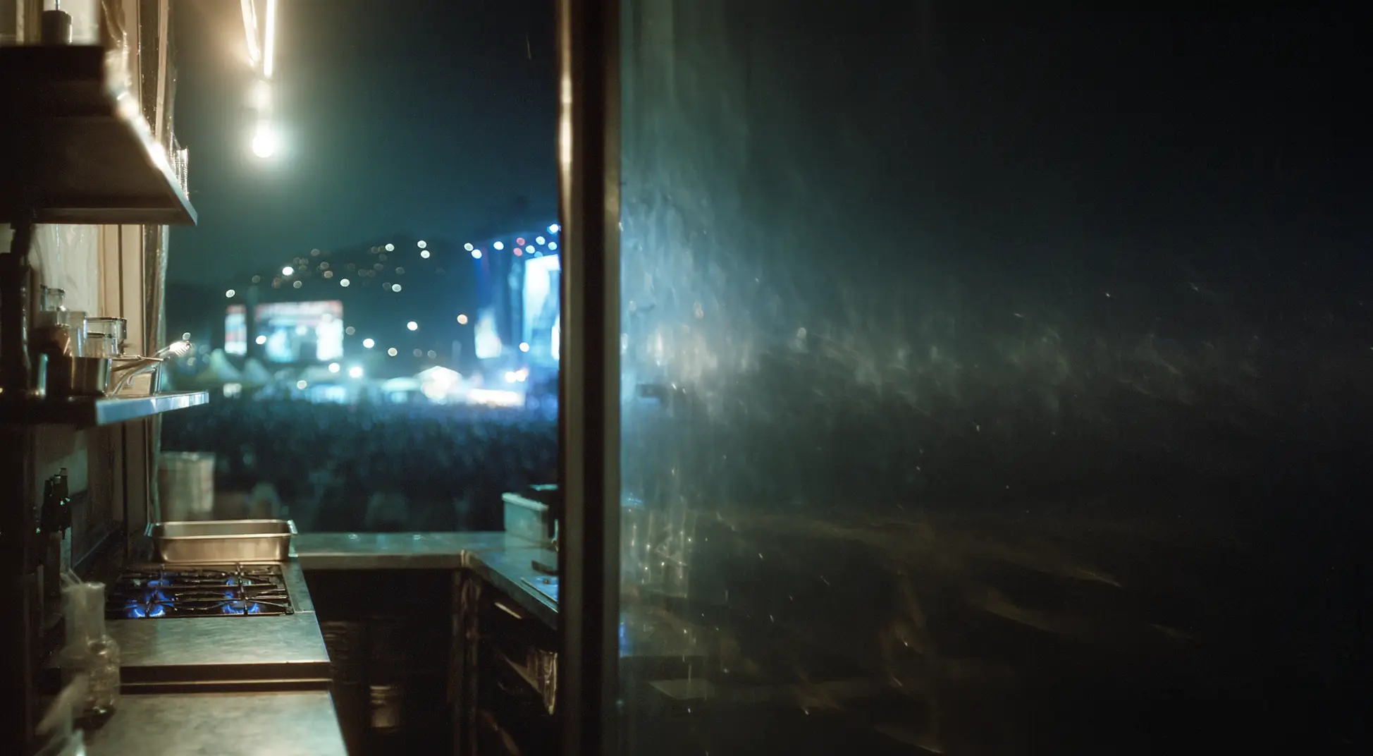 Cucina a gas con fornelli accesi in area food concerto — bombole GPL vicino alla folla senza barriere di sicurezza