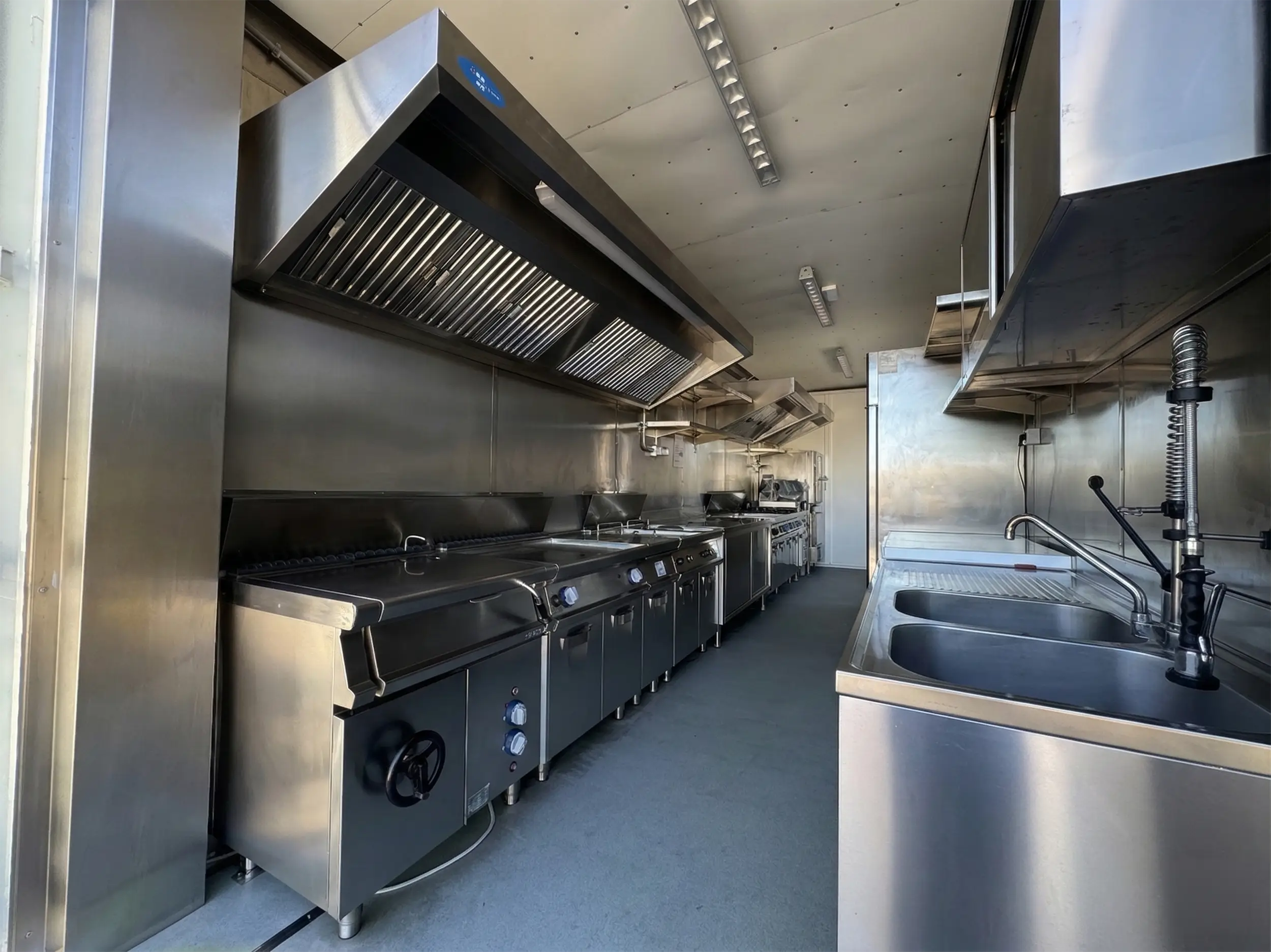 Ingresso cucina mobile container N.11 Buratti Catering — porta operativa e accesso alla linea di lavoro