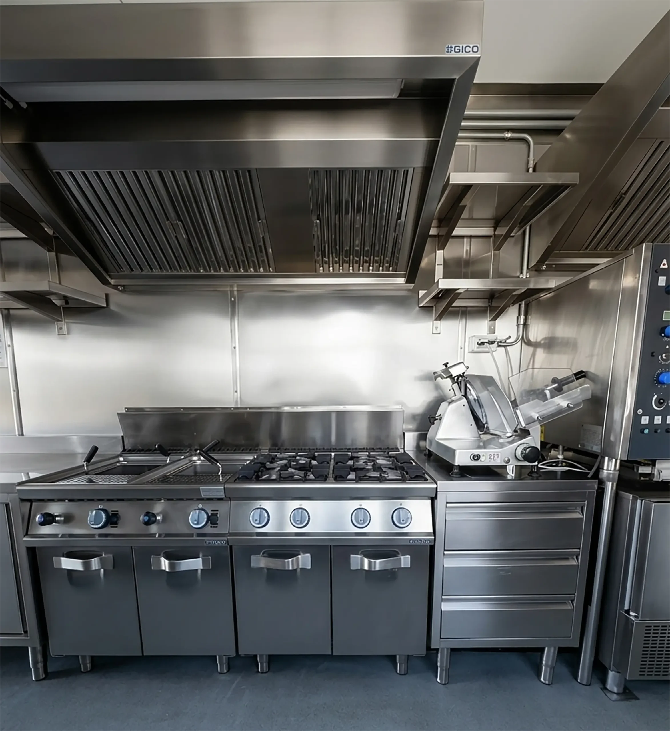 Cucina 4 fuochi a gas professionali — dettaglio cucina mobile container N.11 Buratti Catering