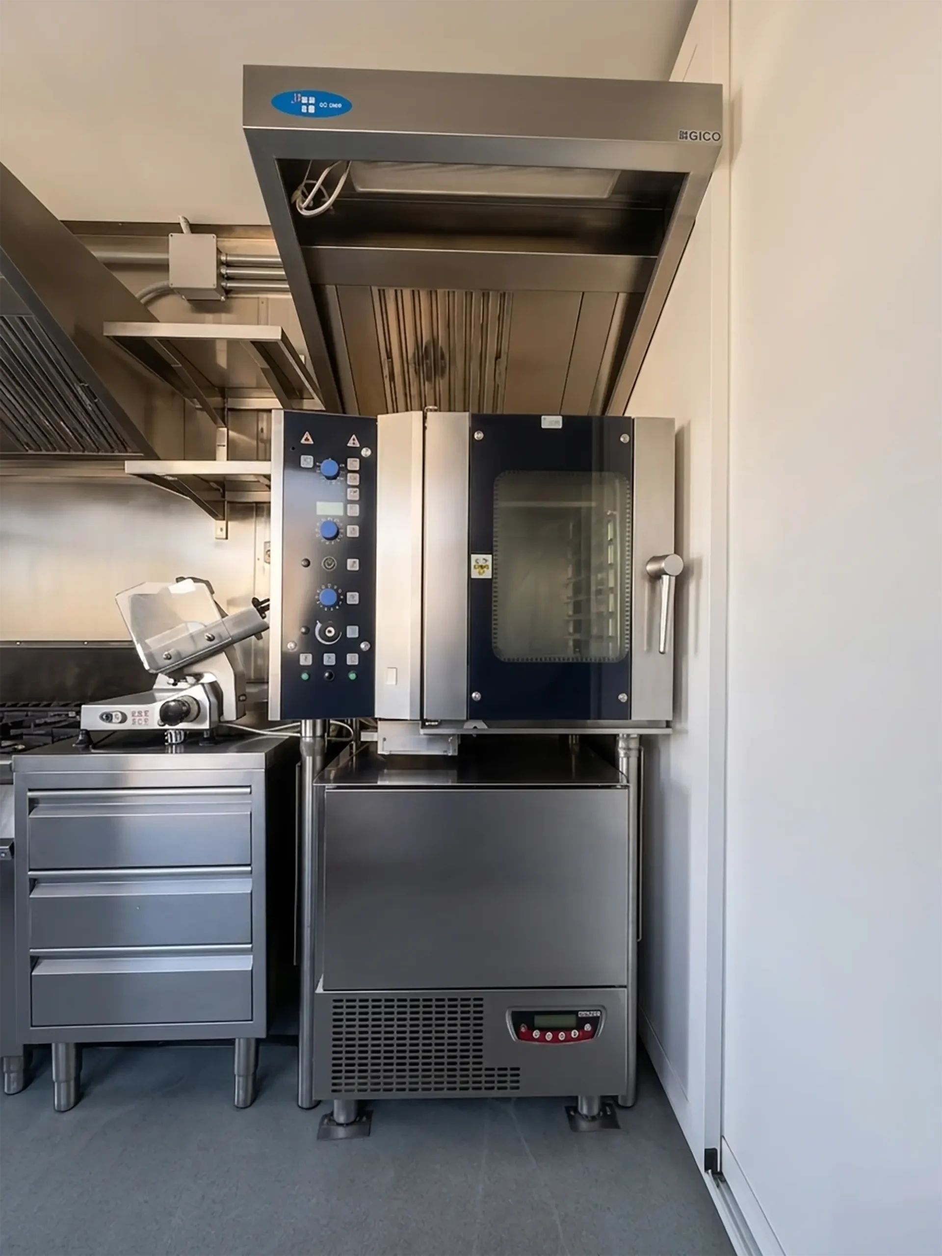 Forno a gas professionale 5 teglie — dettaglio interno cucina mobile container N.11 Buratti Catering