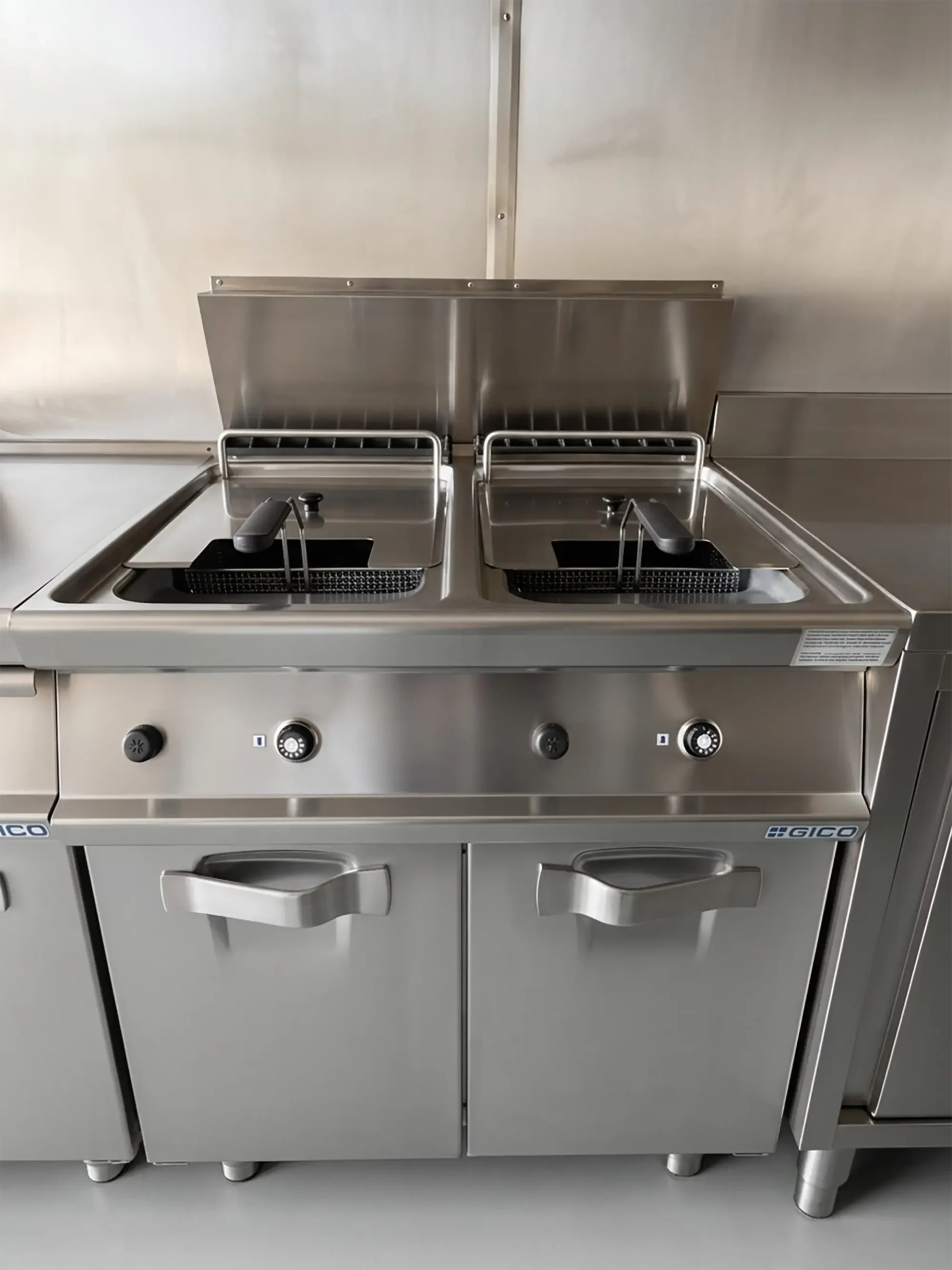 Friggitrice doppia vasca 18+18 litri — frittura industriale ciclo continuo cucina mobile container N.11 Buratti Catering