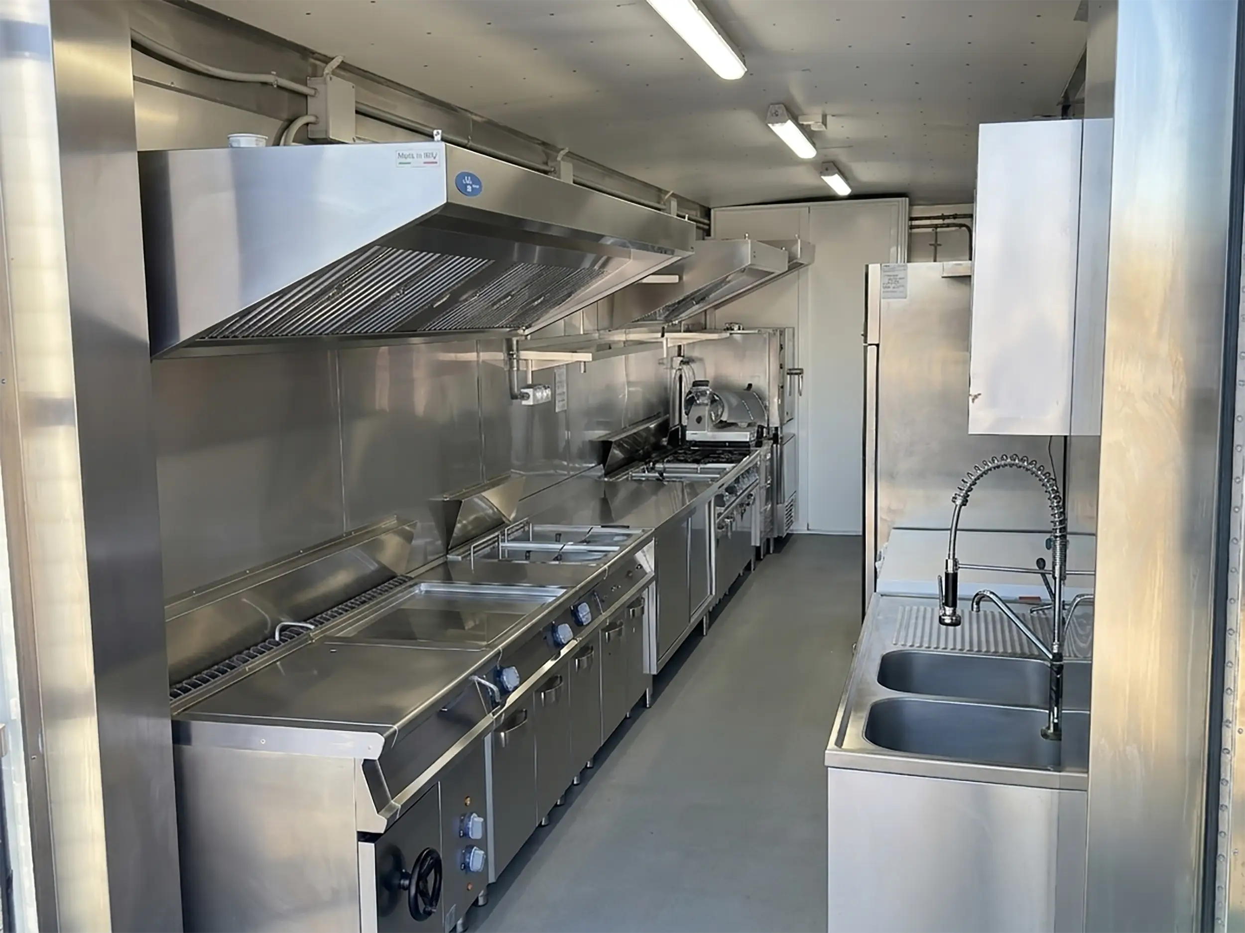 Cucina mobile container N.11 Buratti Catering vista frontale dall'alto — container 9×2,5 m per grandi eventi e sagre professionali