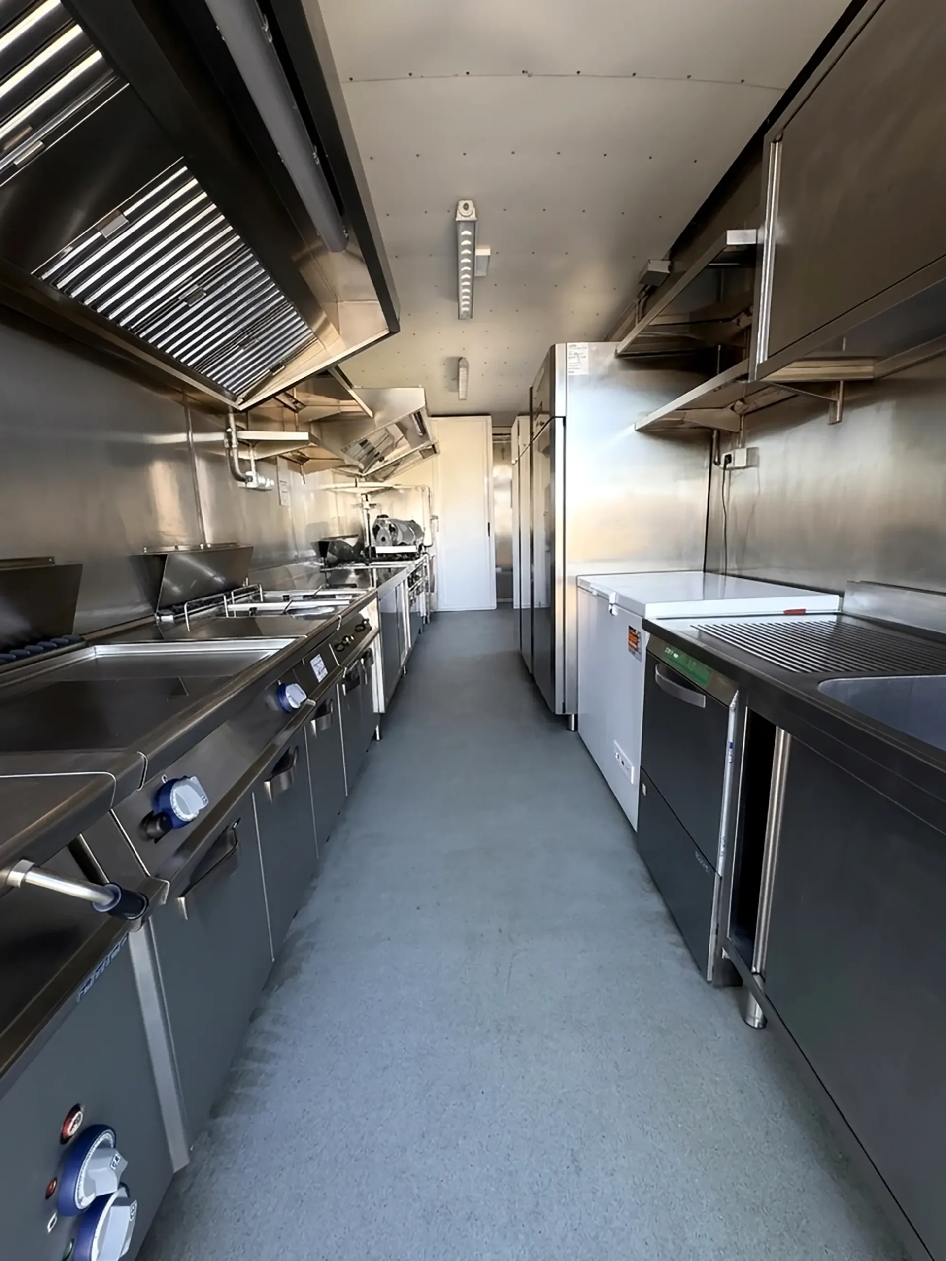 Panoramica frontale interna cucina mobile container N.11 Buratti Catering — linea di cottura e attrezzature industriali