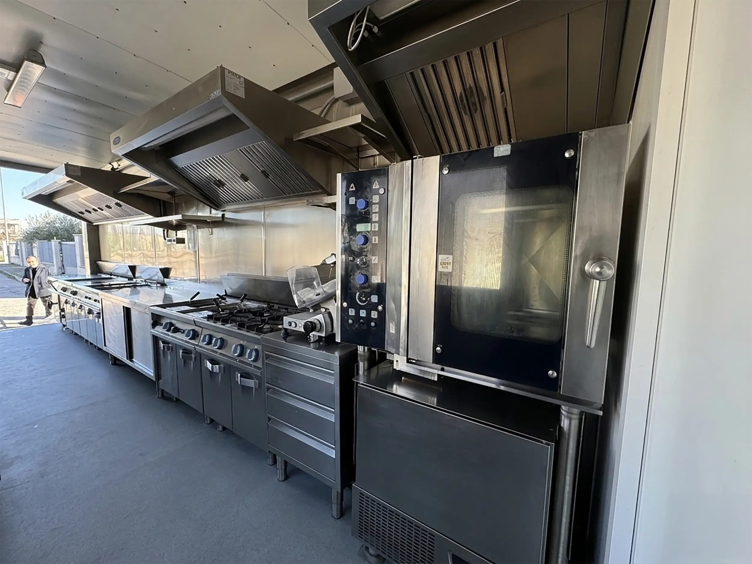 Lato sinistro cucina mobile container N.11 — forno a gas 5 teglie e cucina 4 fuochi professionali Buratti Catering