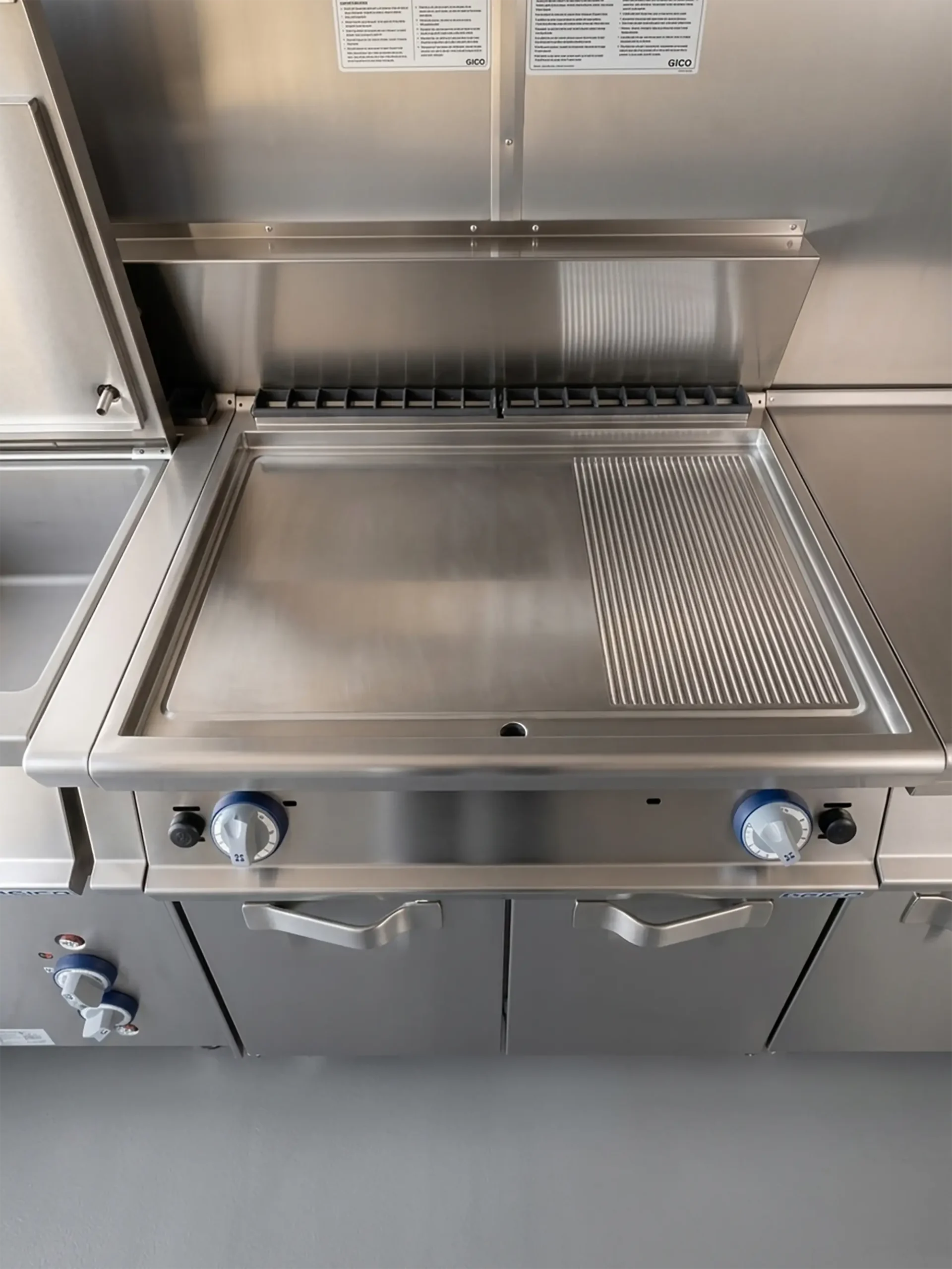 Piastra griglia e fry top professionale — cottura rapida carne pesce verdure cucina mobile container N.11 Buratti Catering