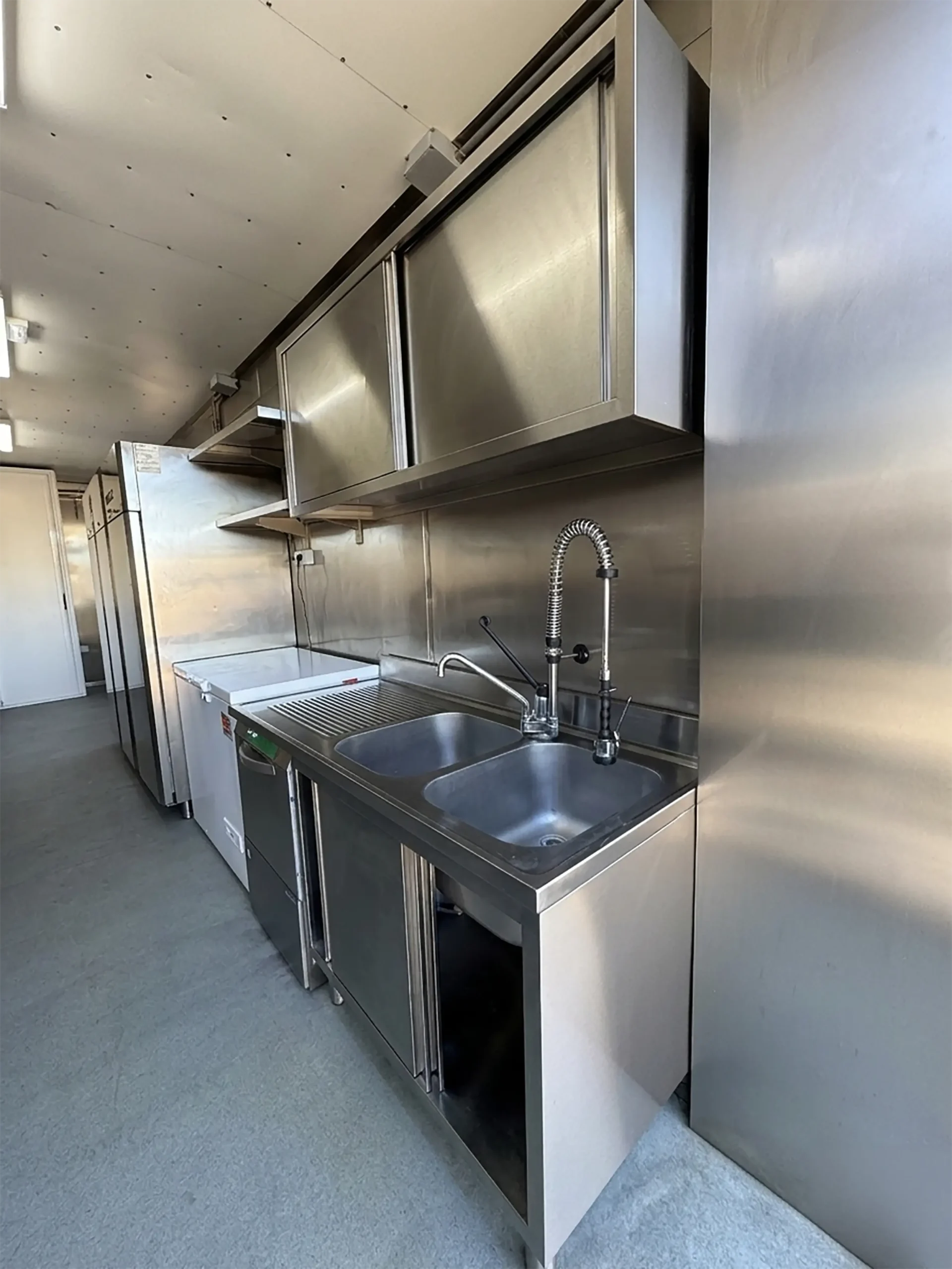 Zona freddo cucina mobile container N.11 — lavandino doppia vasca, congelatore a pozzetto e frigorifero colonna Buratti Catering