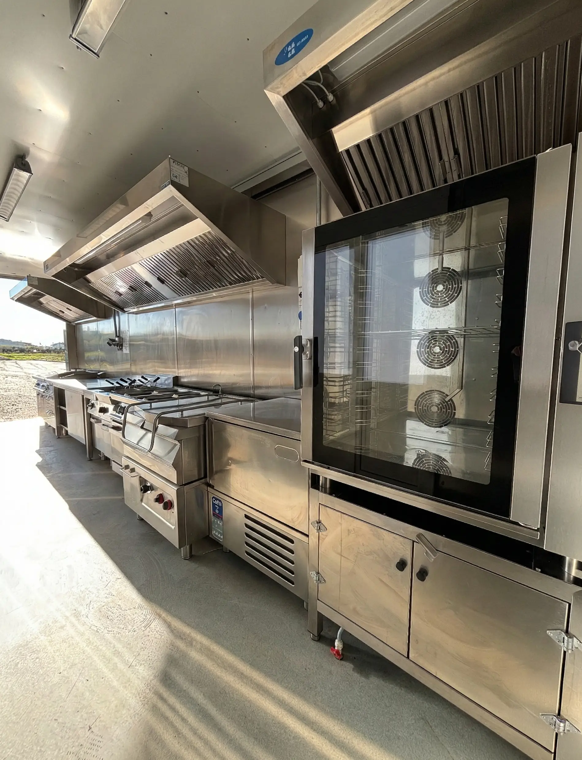 Brasiera e 4 fuochi elettrici 80×70 cm zero emissioni — cucina mobile E-GO N.12 Buratti Catering