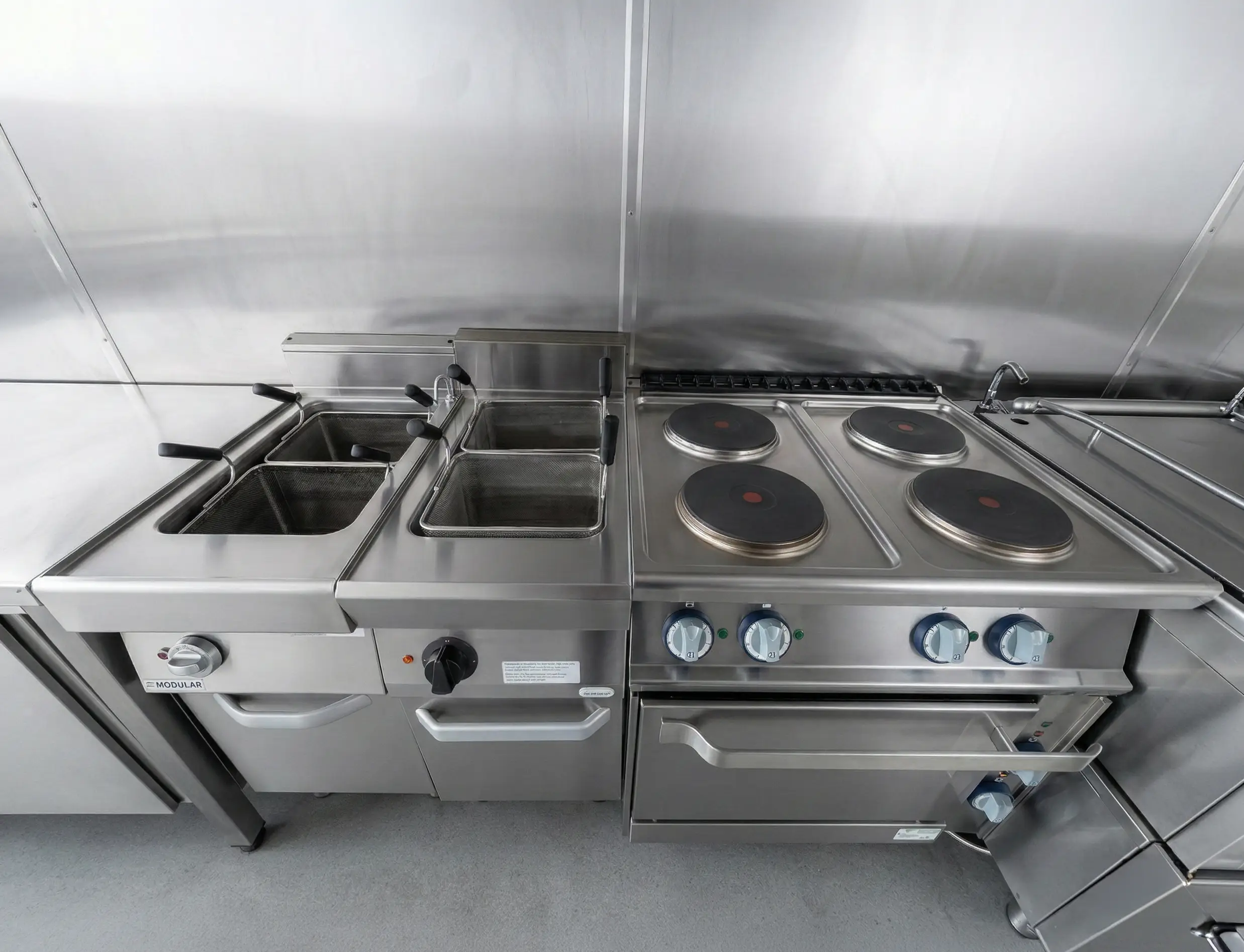 Zona freddo cucina E-GO N.12: doppia colonna frigo 1200 lt e congelatore — Buratti Catering