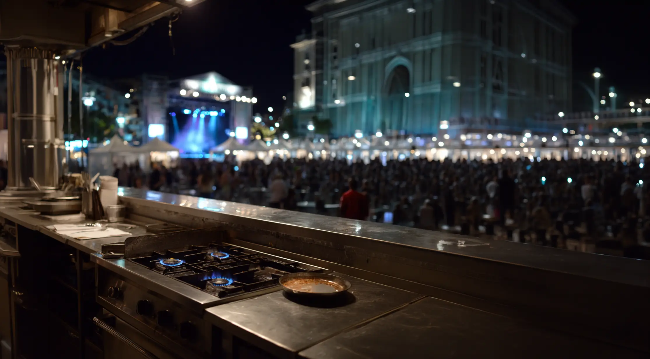 Folla di un concerto a pochi metri dall'area food con bombole GPL e fornelli a gas — rischio sicurezza eventi