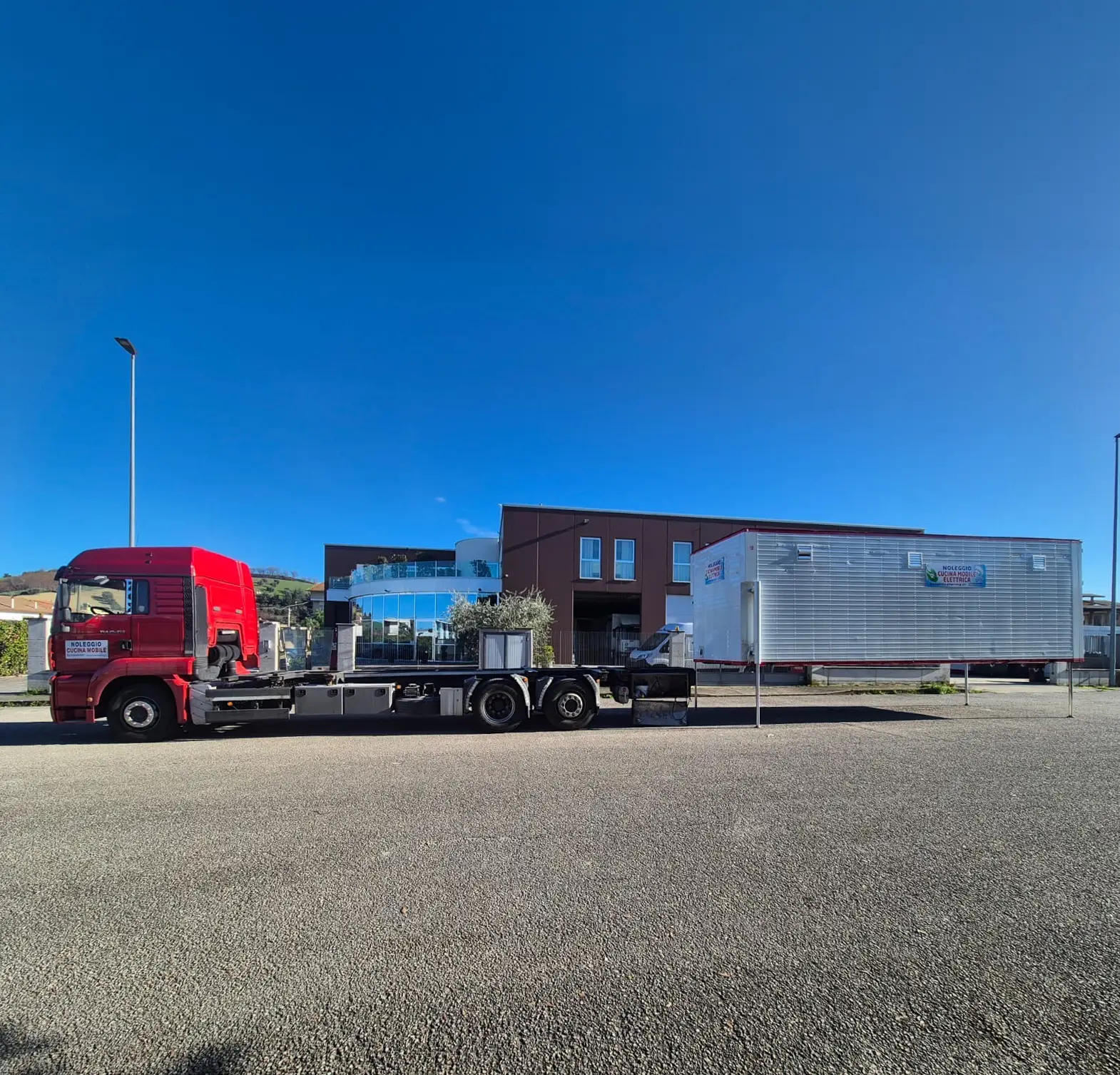 Container E-GO N.12 sul camion con stabilizzatori idraulici in estensione — primo step del posizionamento