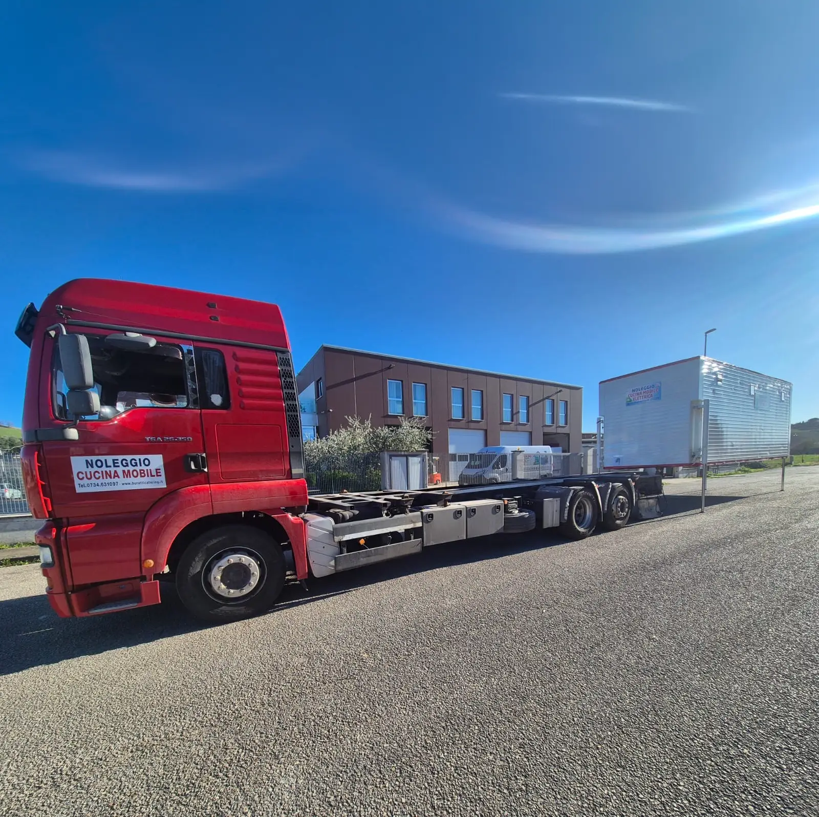 Camion che si allontana dopo aver scaricato il container E-GO N.12 — secondo step