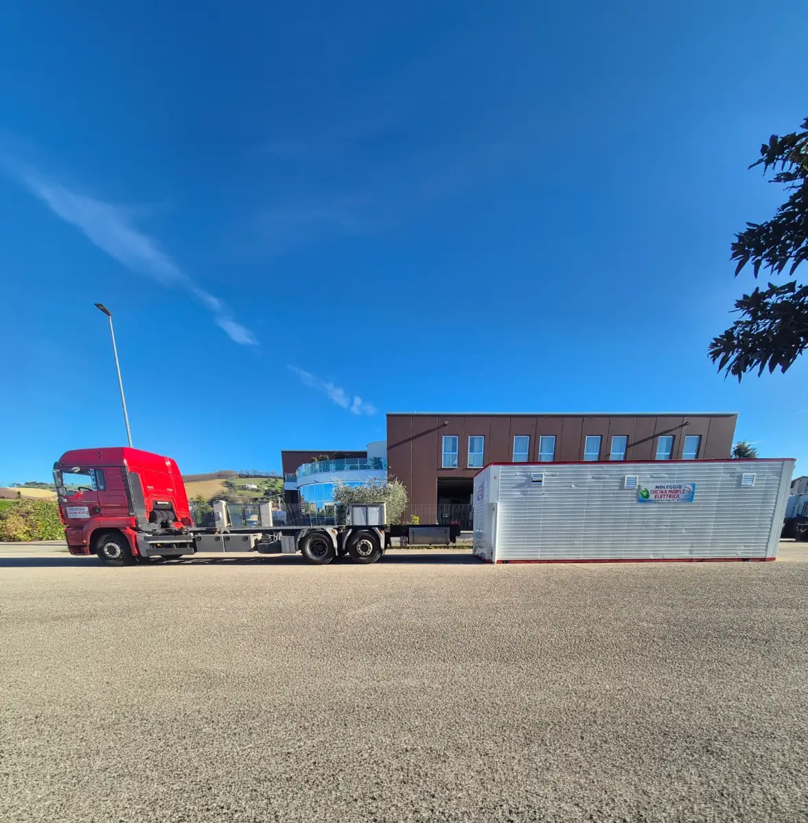 Container E-GO N.12 posizionato a terra con stabilizzatori abbassati — pronto all'uso