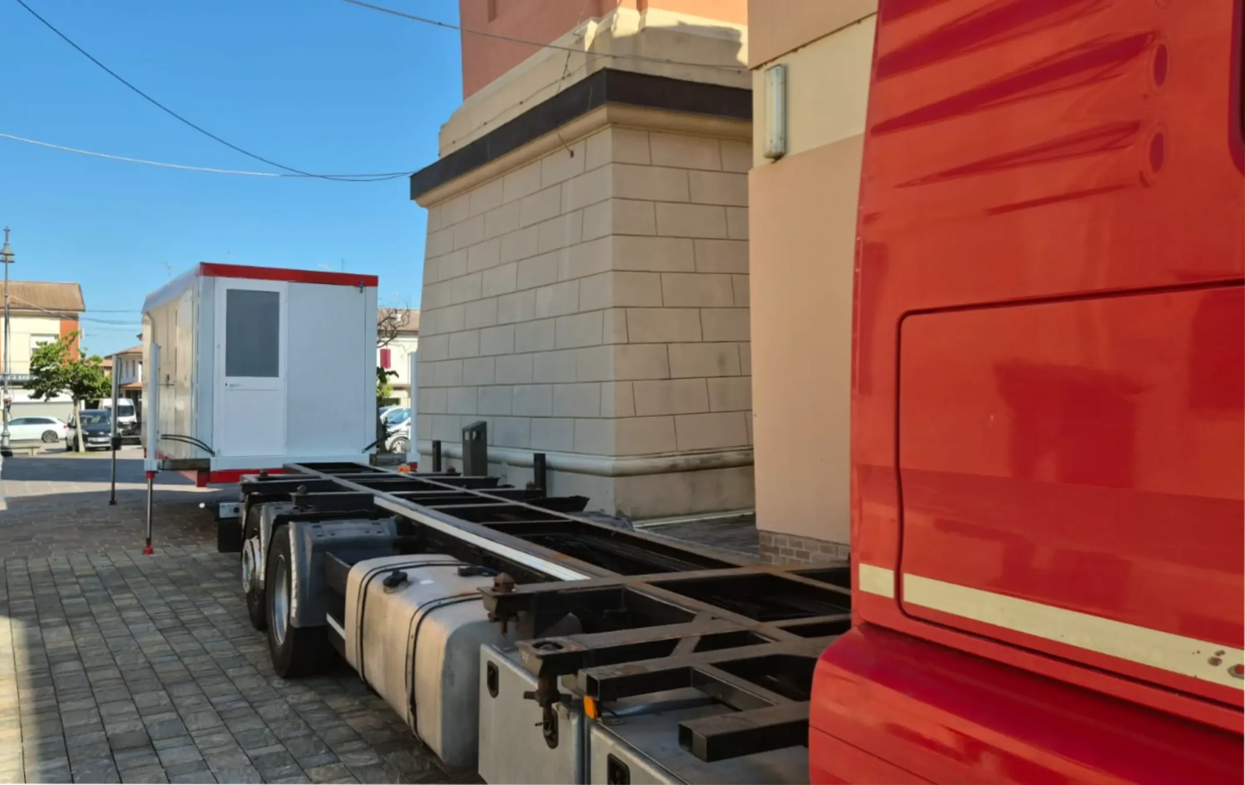 Come scegliere una cucina mobile a noleggio: il camion riparte dopo aver appoggiato il container cucina bianco su un piazzale