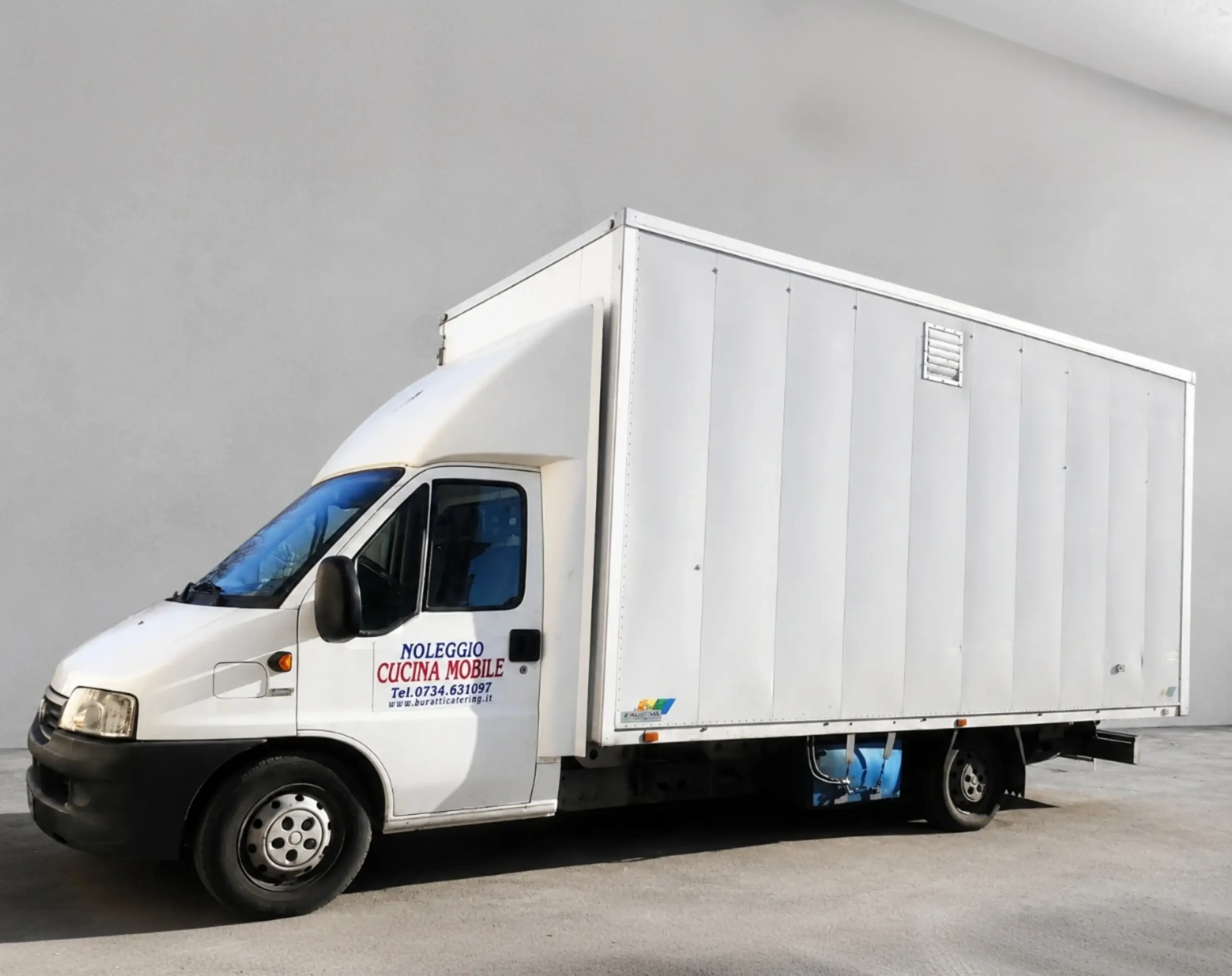 Furgone cucina mobile N.10 Buratti Catering — cucina compatta su furgone per sagre piccole, street food e catering rapidi
